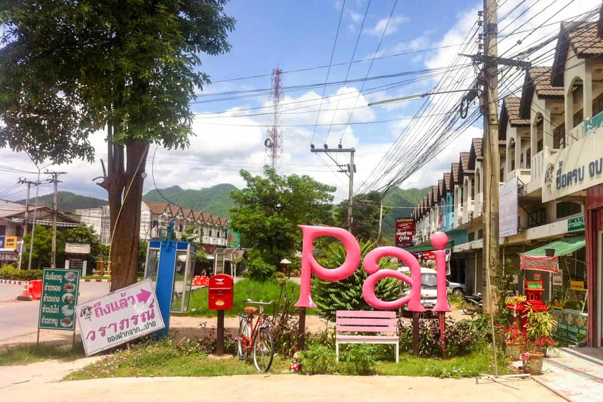 Un letrero rosa de Pai que se encuentra en una carretera en la ciudad como bienvenida para los visitantes