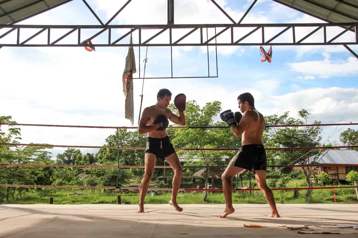Dos instructores de Muay Thai en un gimnasio profesional en Pai, Tailandia.
