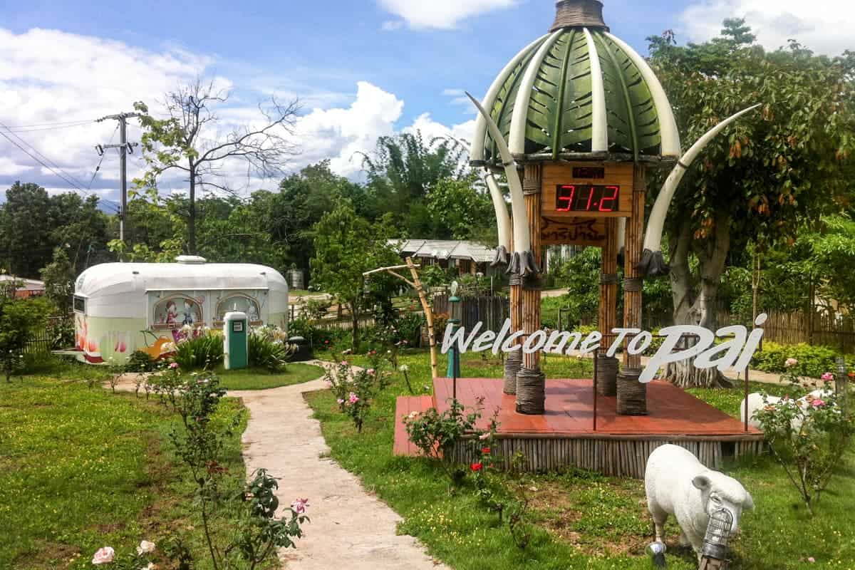 Bienvenido a la señalización del jardín de arte Pai en las colinas del norte de Tailandia