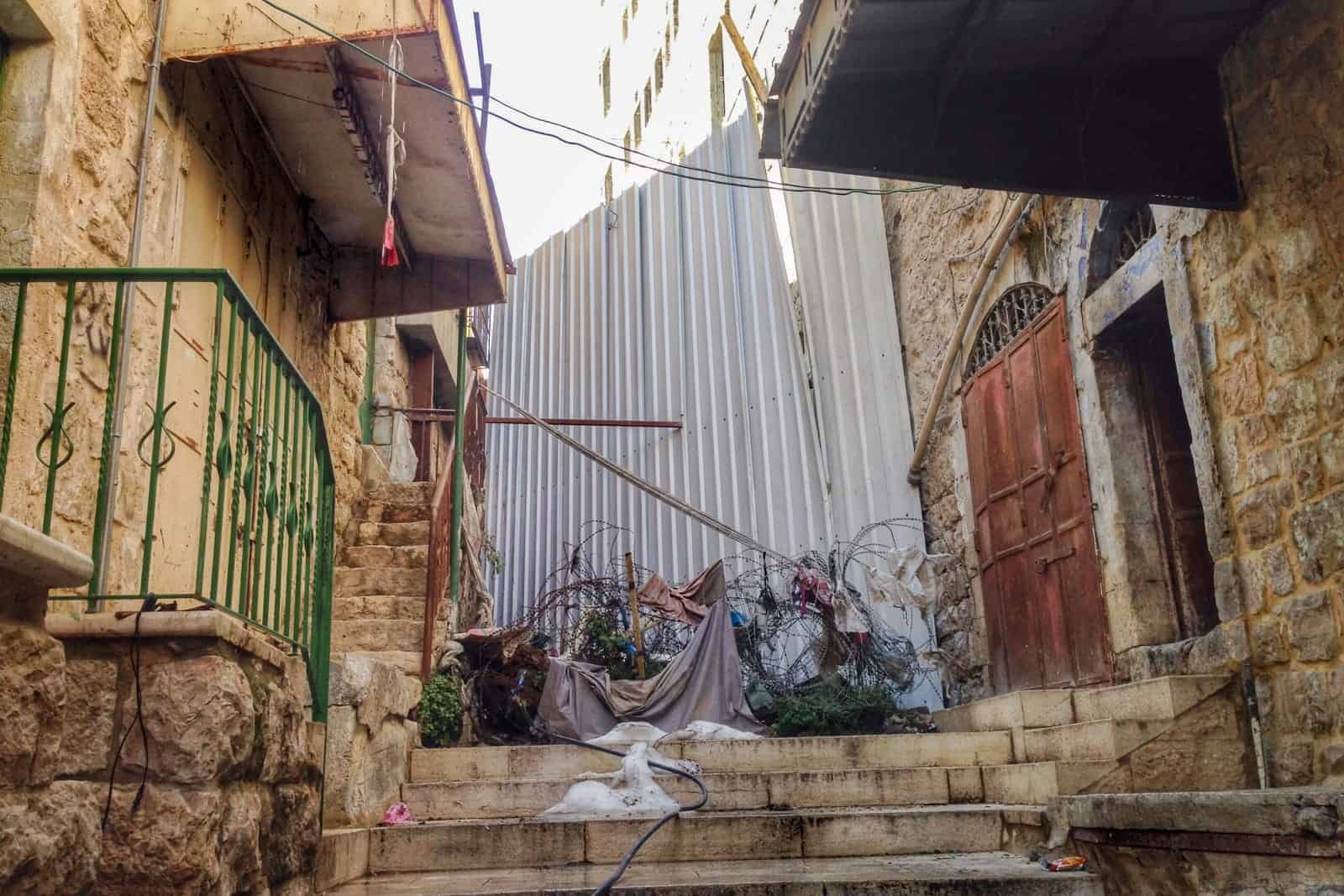 El hombre hizo barreras dividiendo los dos lados de Hebrón en Cisjordania, Palestina