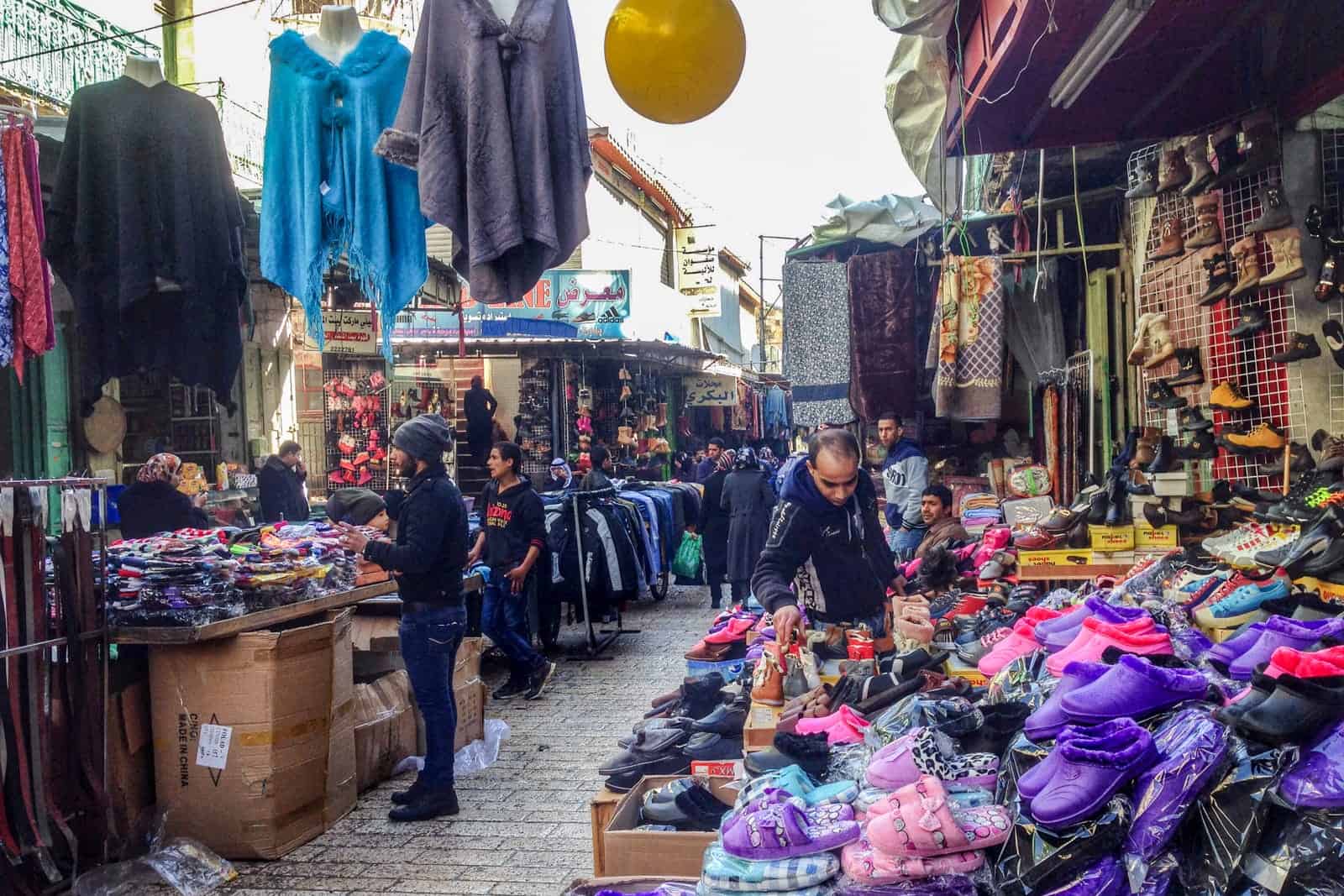 Bazar de mercado en el lado árabe de Hebrón en Cisjordania, Palestina