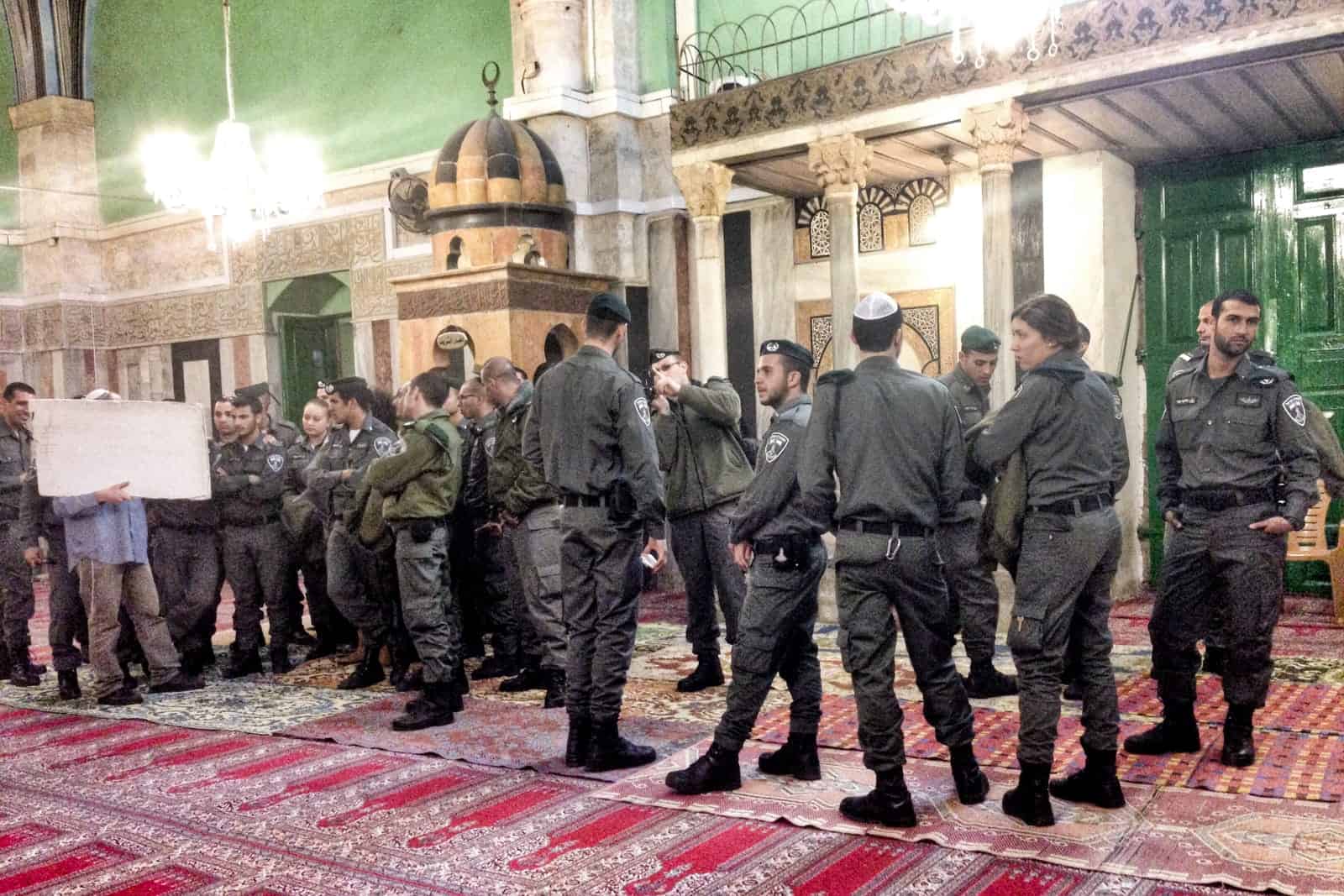 Israel Soliders dentro de la mezquita de la Tumba de los Patriarcas en Hebrón, Cisjordania