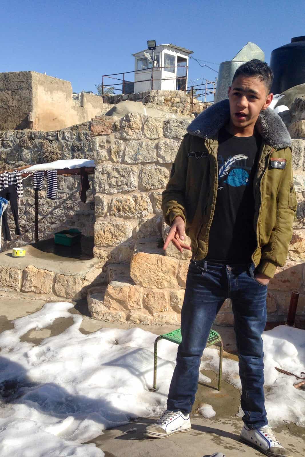 Hombre palestino cuenta su versión de los acontecimientos durante un recorrido por Hebrón en Cisjordania 