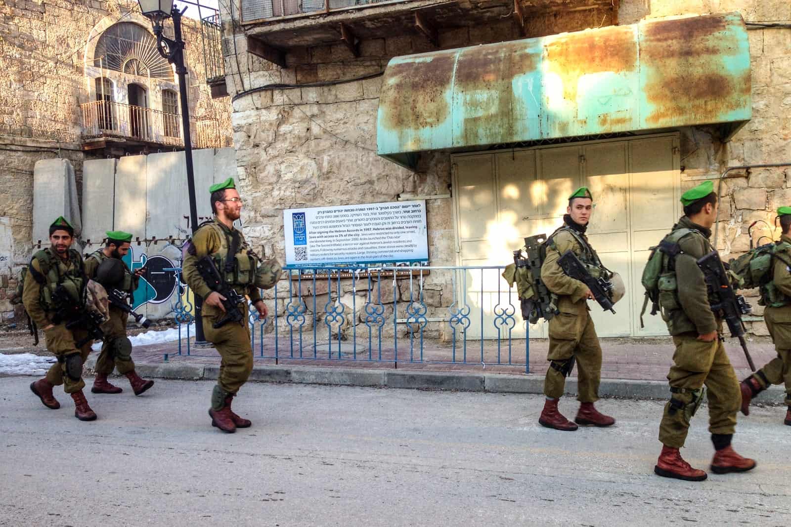 Soldados israelíes en las calles de Hebrón en Cisjordania, donde los turistas pueden visitar