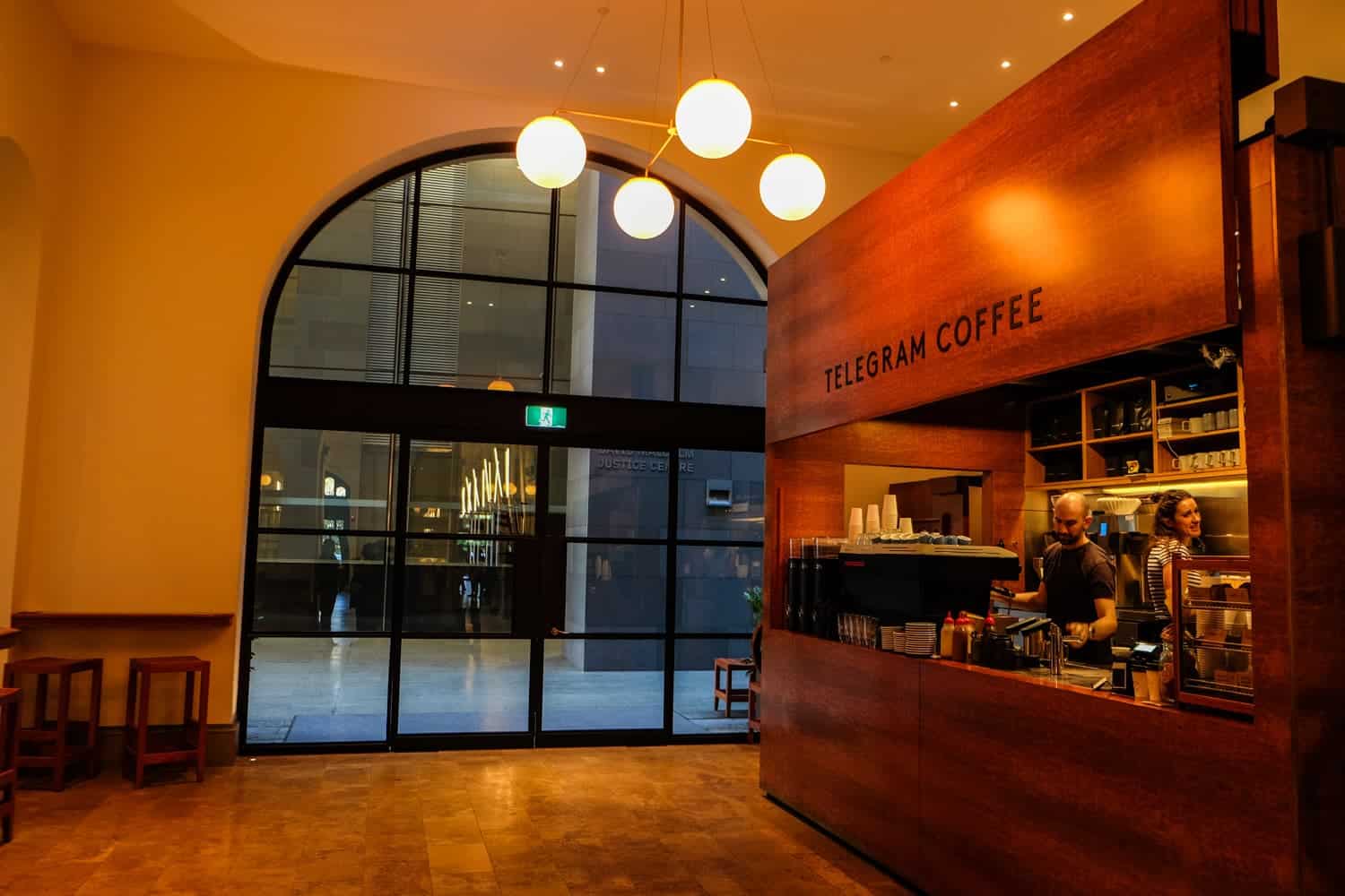 La pequeña cafetería Telegram dentro de los edificios estatales de Perth