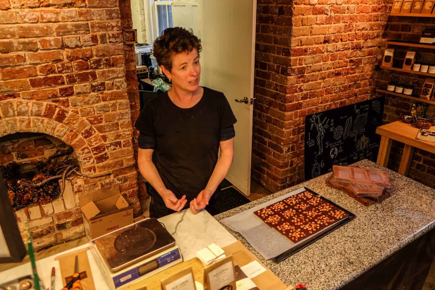Un experto en miel demuestra la fabricación de chocolate en la tienda de miel boutique dentro de los edificios estatales de Perth