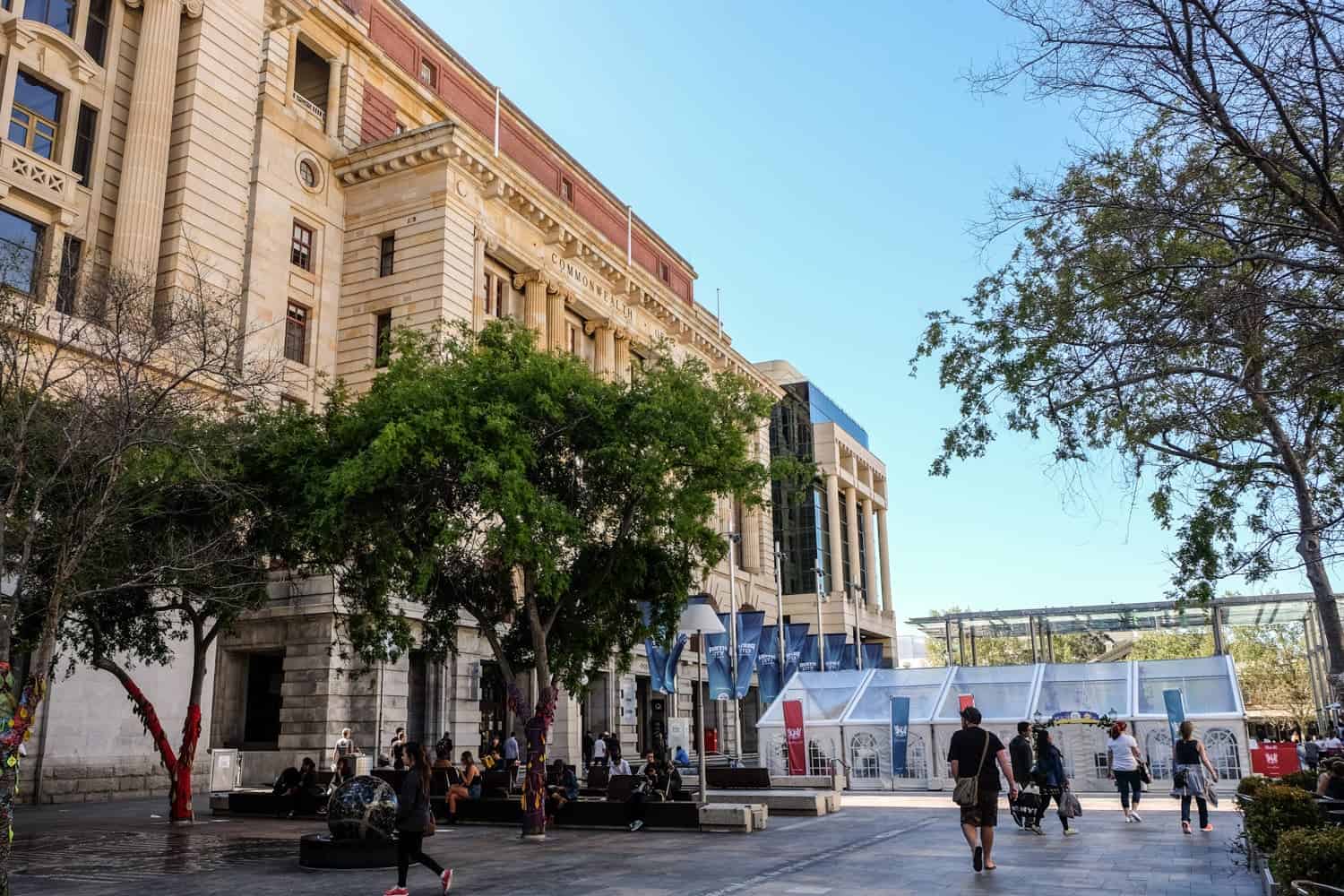 La estructura rectangular de color beige es uno de los edificios estatales de Perth, donde operan nuevos negocios en antiguas propiedades del gobierno.