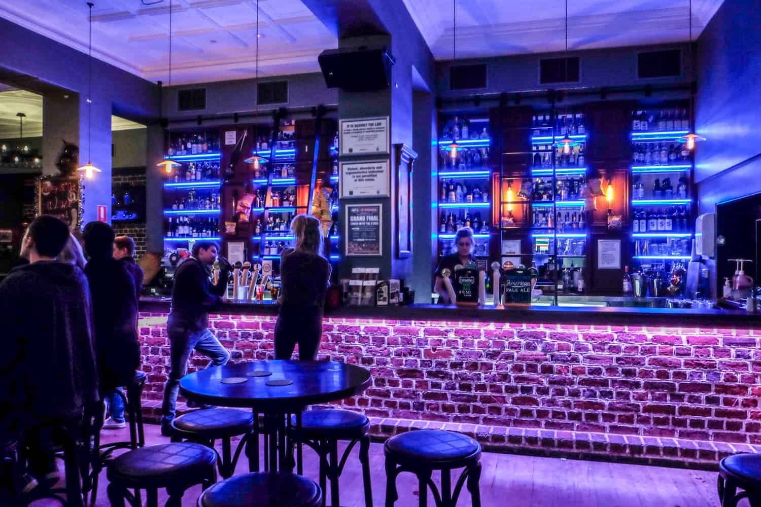 El bar iluminado en azul dentro del Hotel Nacional en Perth