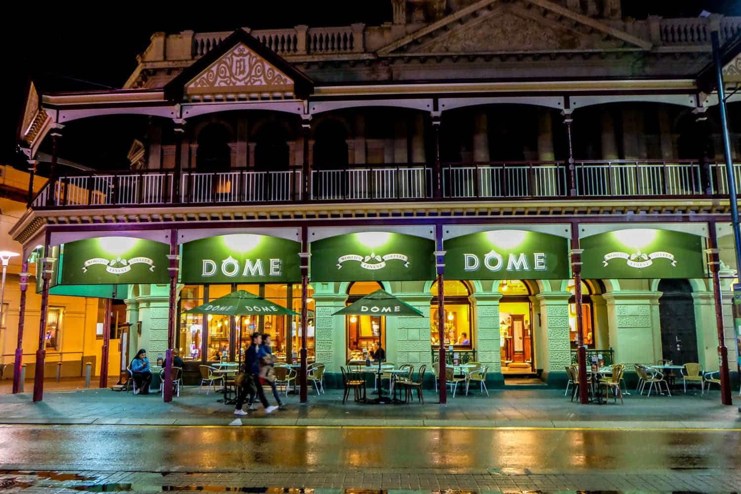 La señalización verde de la cafetería Dome en Freemantle, Perth en la noche