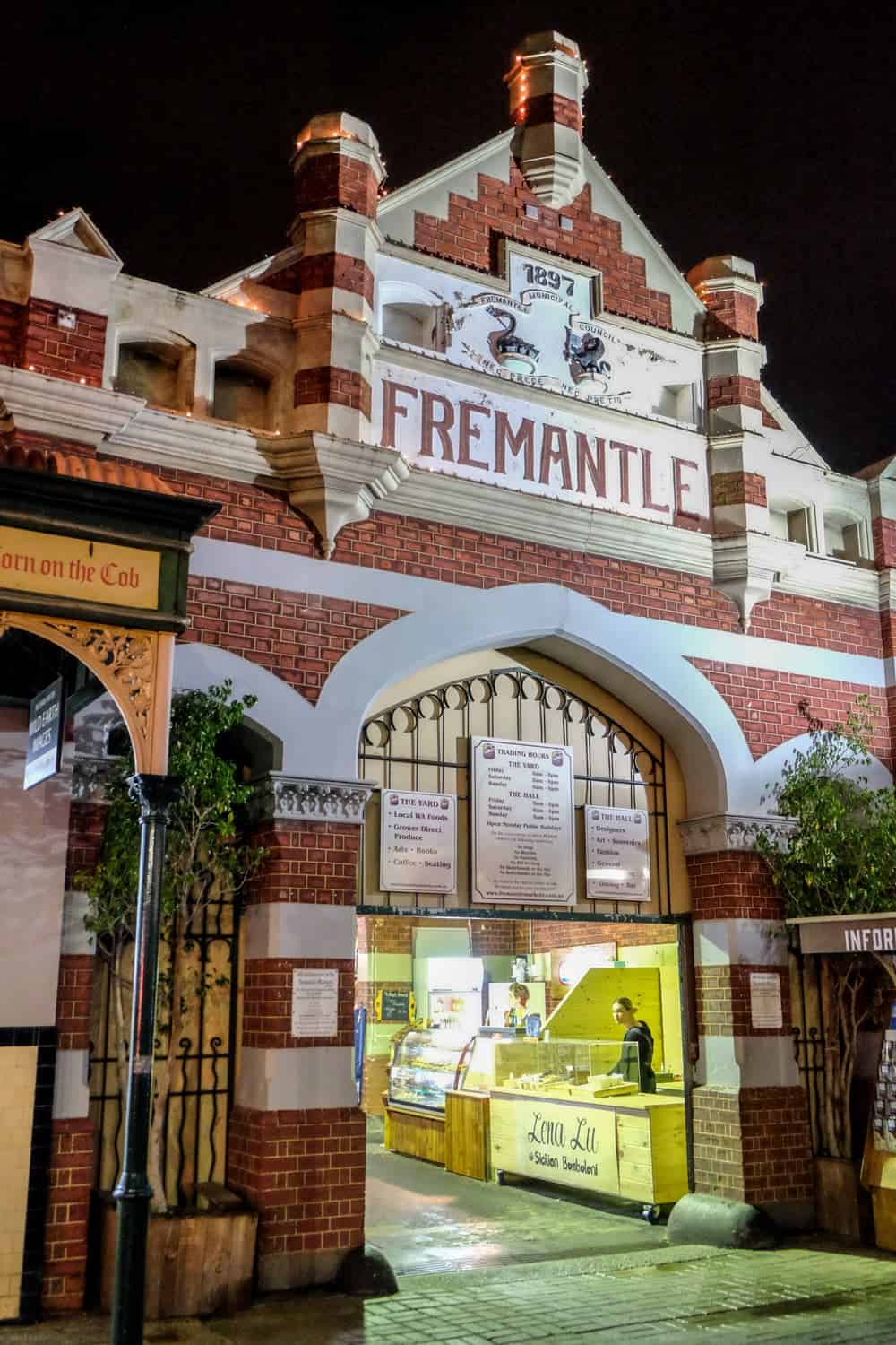 El edificio de 1897 de ladrillo rojo de la época victoriana del mercado Fremantle en Perth