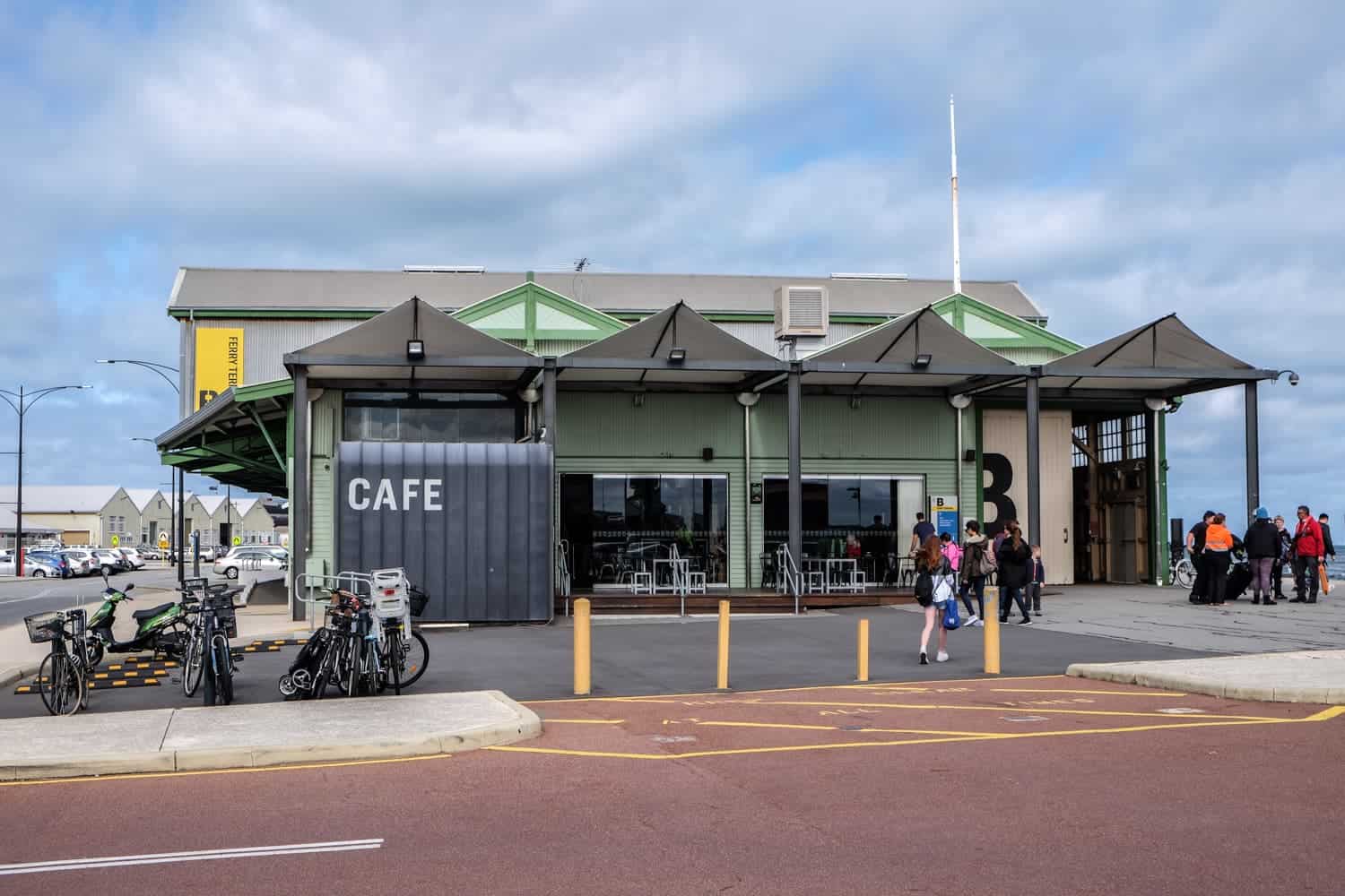 Un café dentro de uno de los mercados B-Shed en Victoria Quay, que son antiguas bodegas de carga en Perth