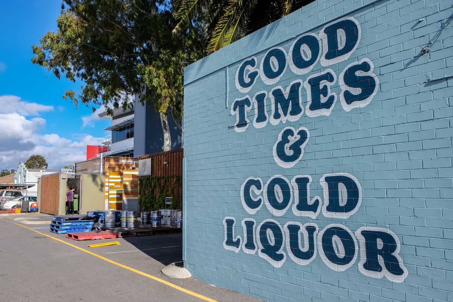 Arte callejero con las palabras 'Good Times & Cold Liquor' en Leederville, Perth