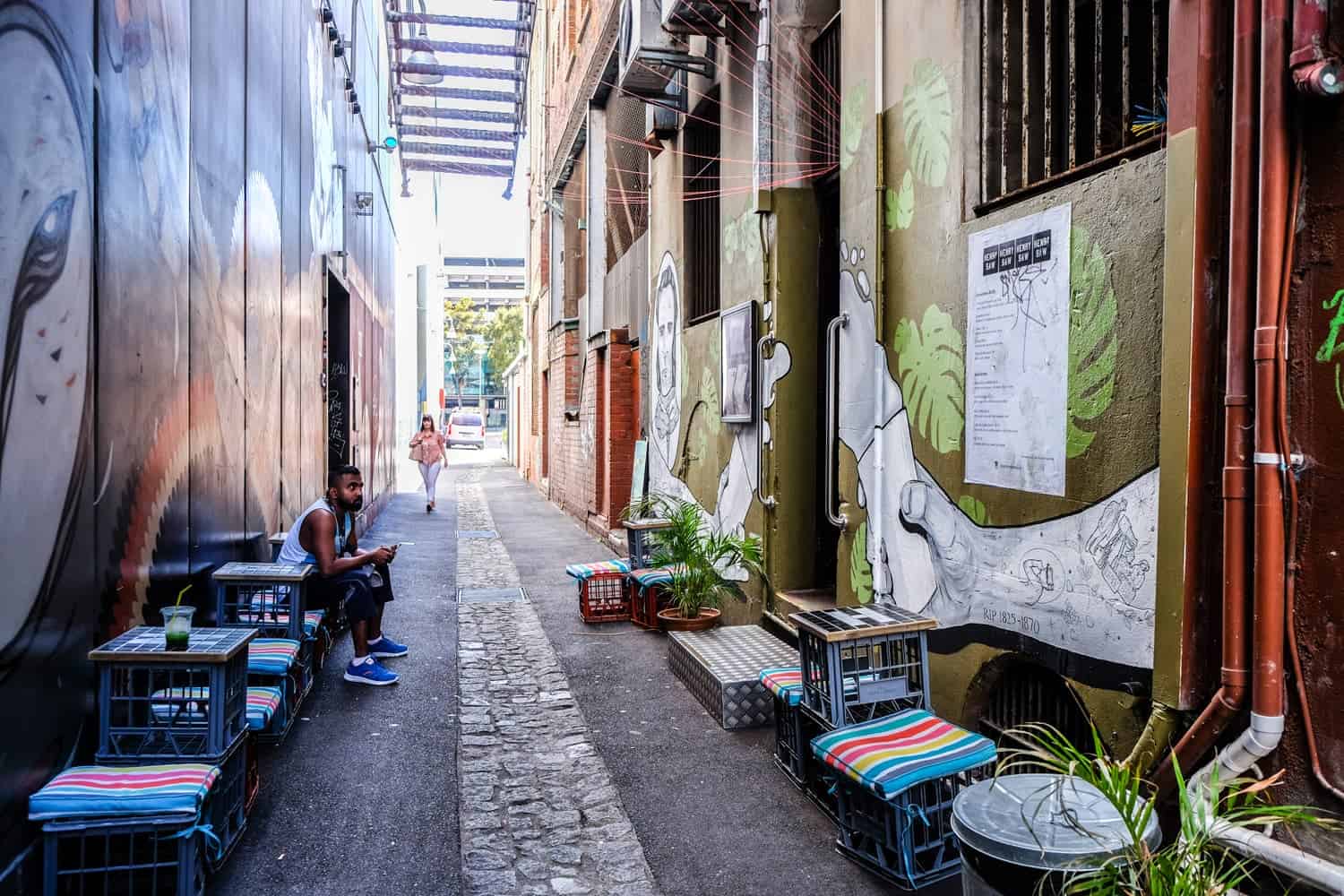 Líneas de arte callejero en cada pared de los estrechos callejones de Northbridge, Perth