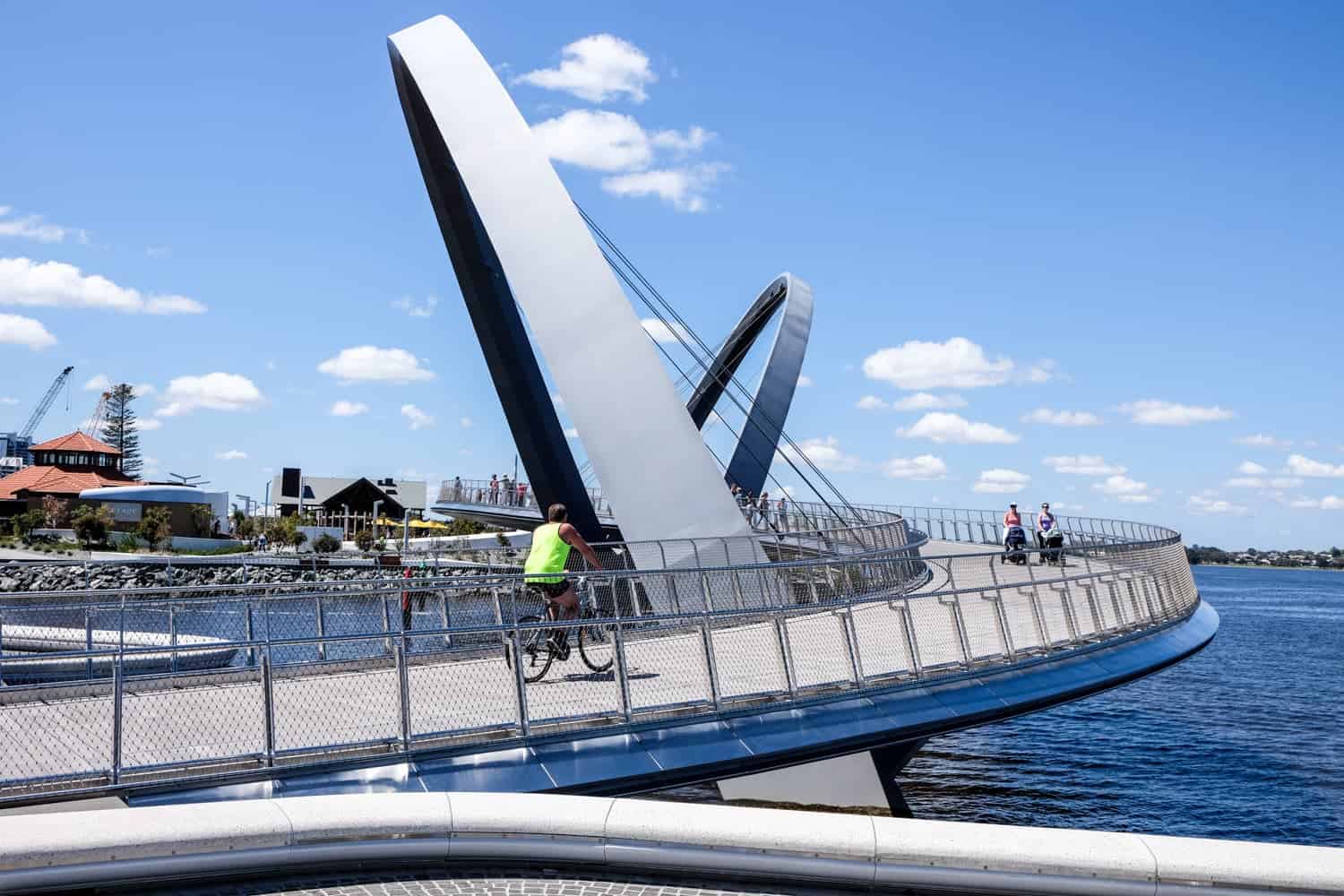 Los sinuosos puentes decorados con arcos de bucle plateado en el proyecto de desarrollo de muelles Elizabeth Quay en Perth