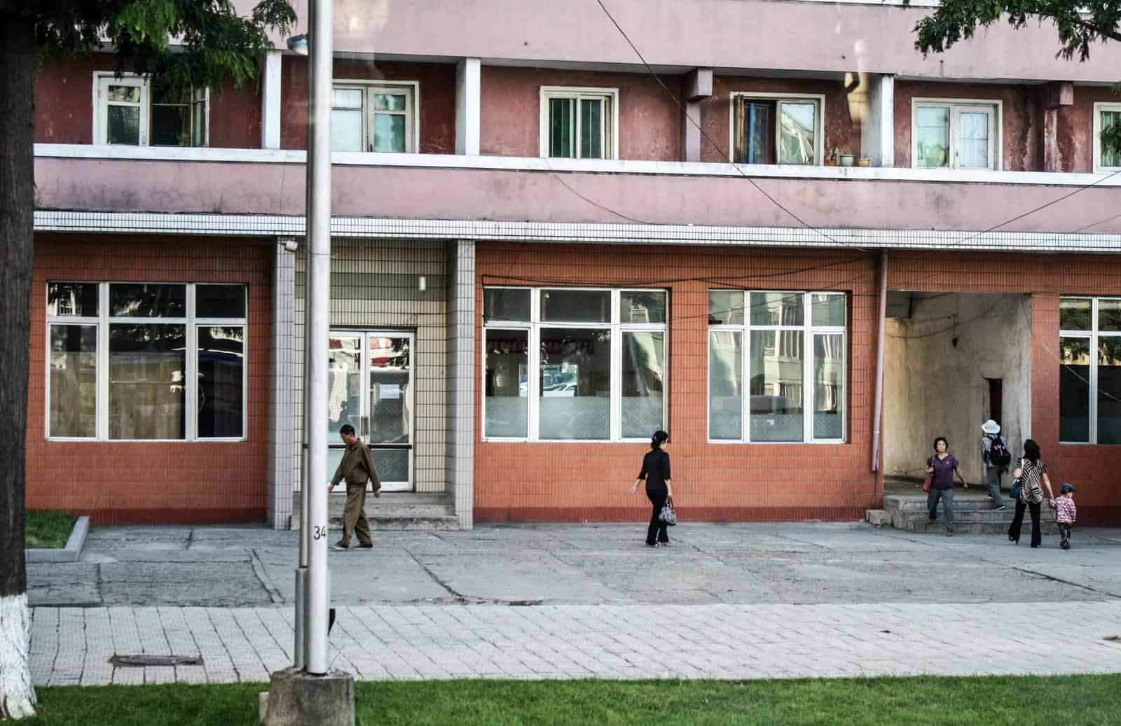 Жизнь в Северной Корее - вид на улицу из окна автобуса на экскурсии в КНДР