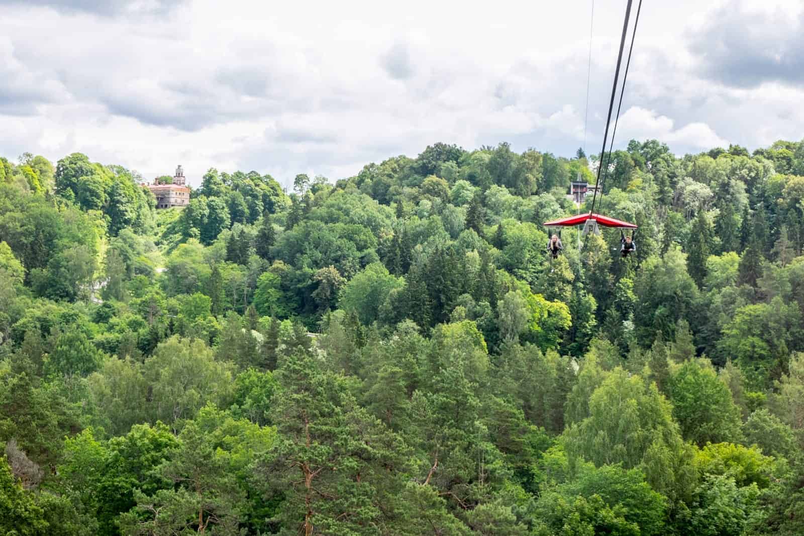 La tirolesa en Sigulda, Parque Nacional de Gauja, Letonia adjunta la línea del teleférico