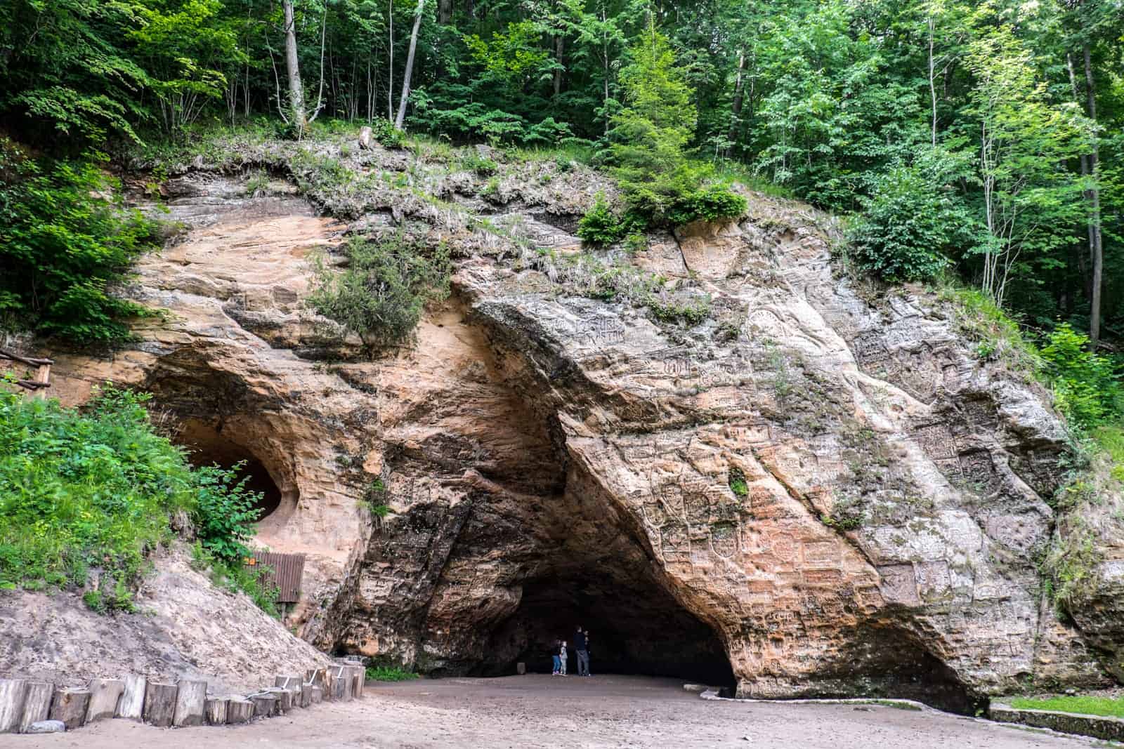 Cueva de Gutman llena de inscripciones encontradas en Sigulda, Letonia