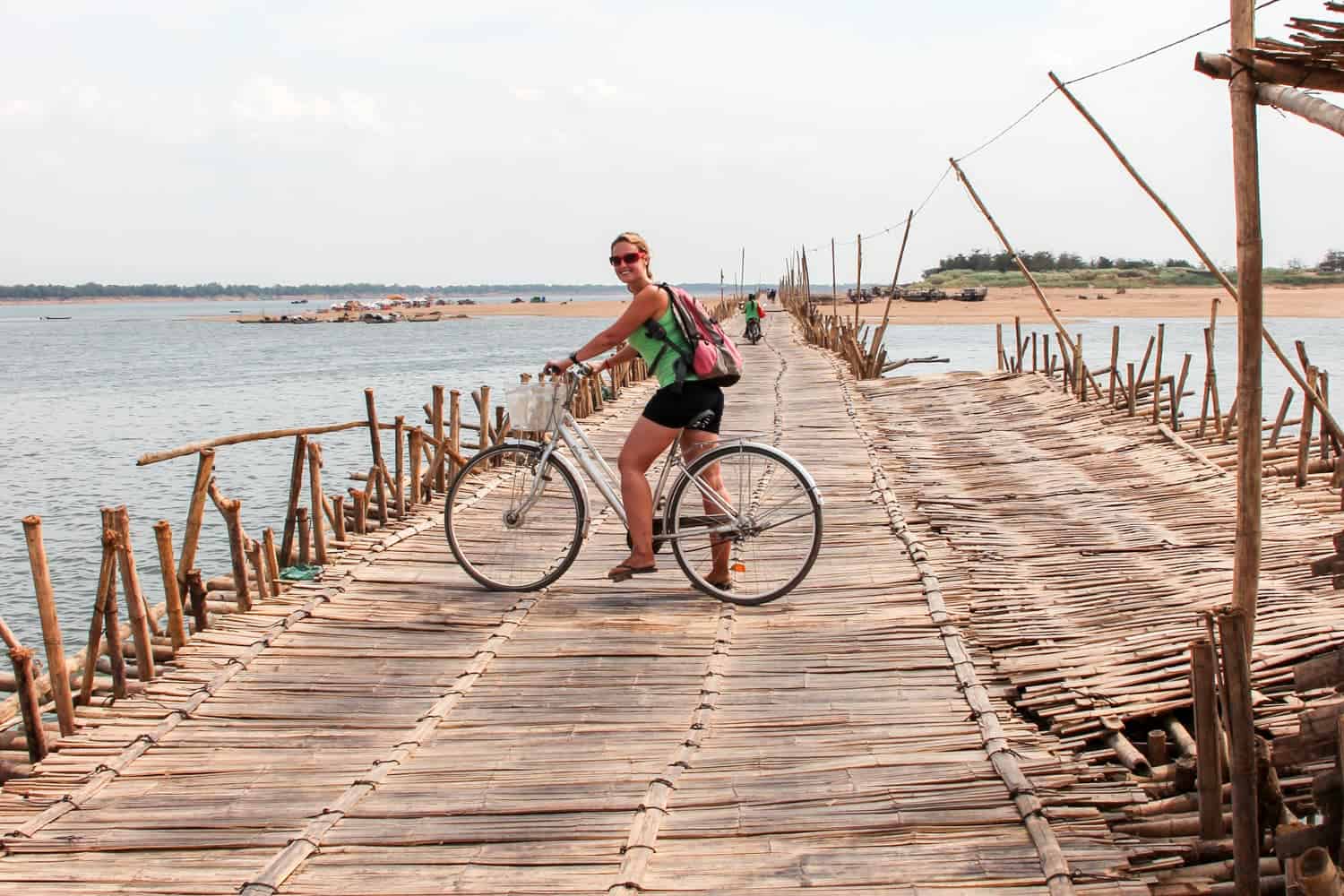 Cruzando el puente de bambú en Kampong Cham en bicicleta