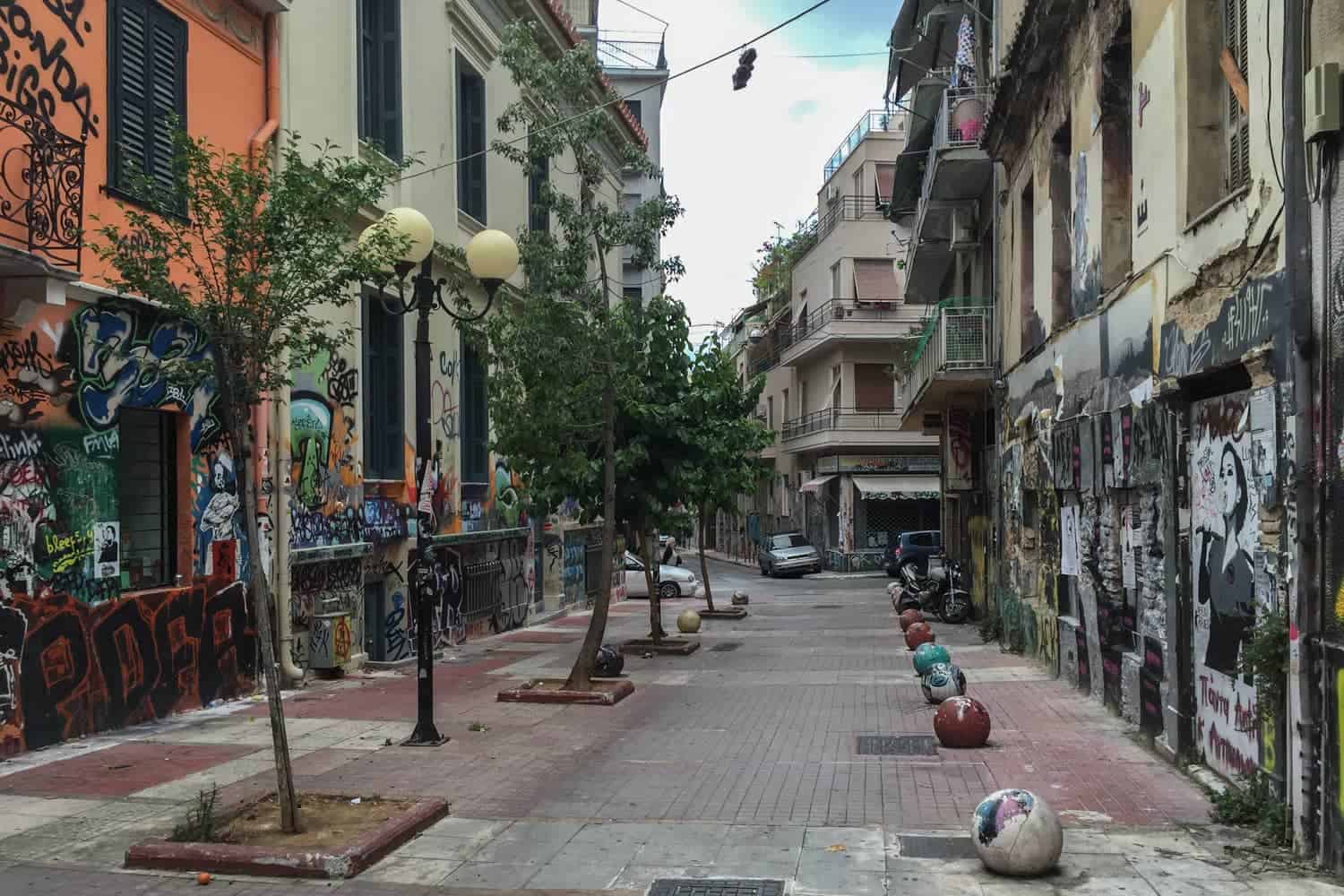 Escena típica de la calle moderna de Atenas