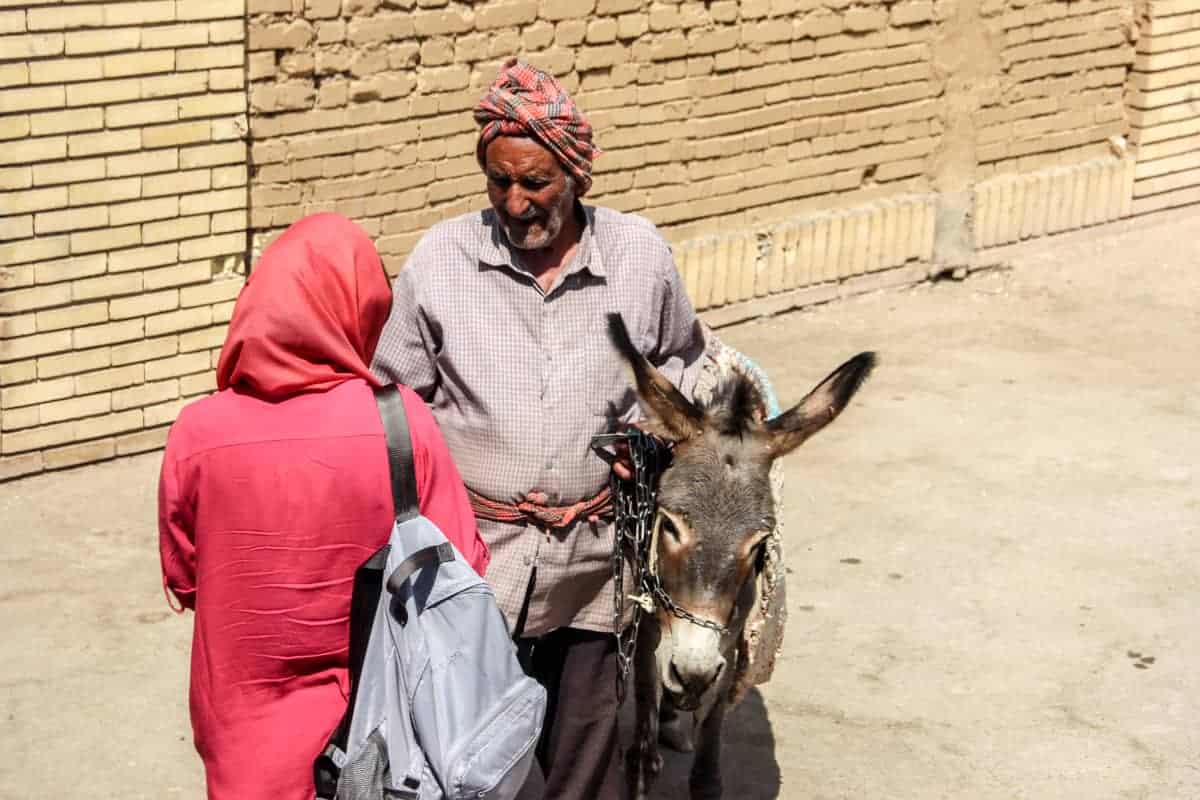 Wearing Iran manteau and tourist dress code