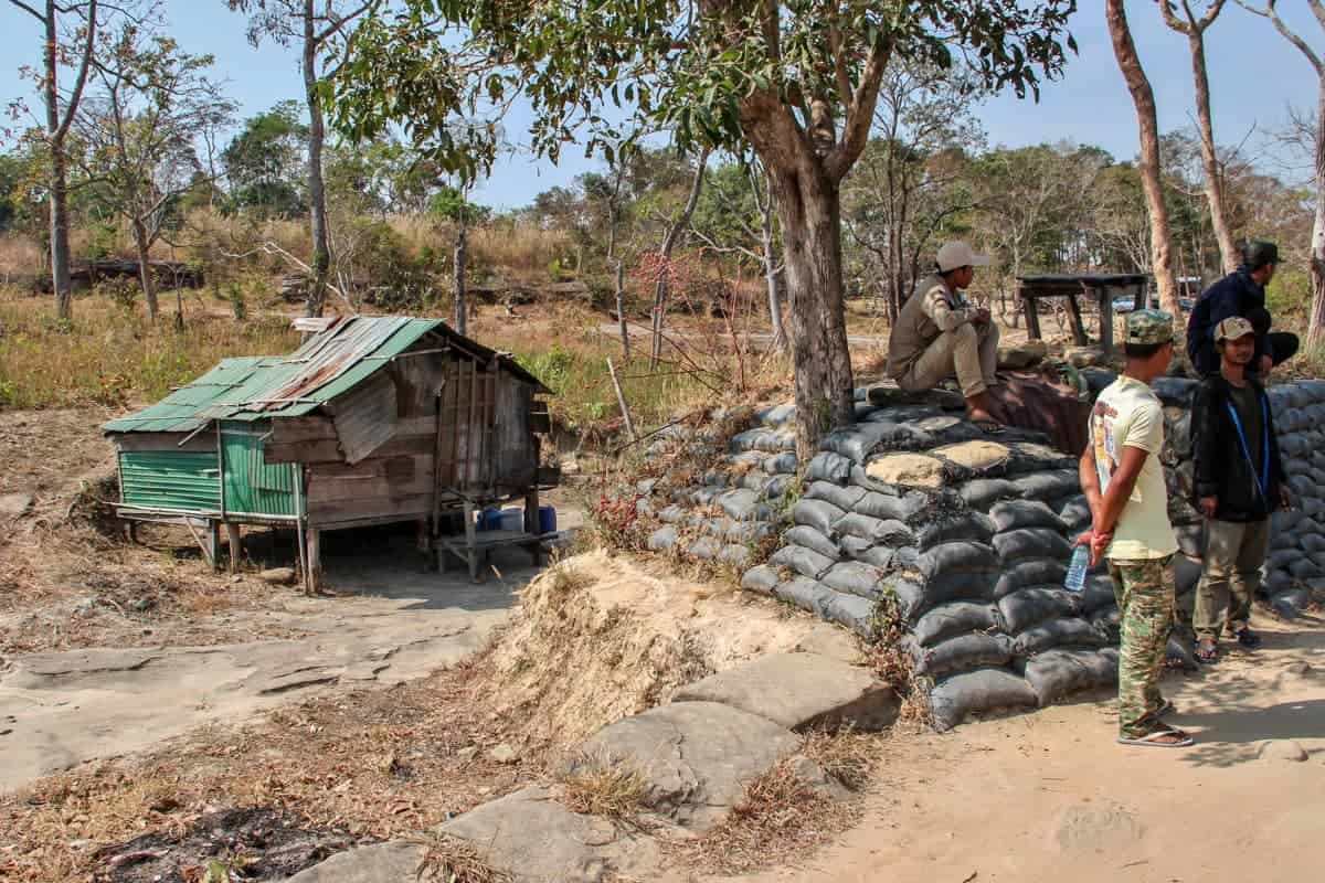Chozas del ejército, soldados y bolsas de arena se alinean en el camino de entrada al templo de Preah Vihear en Camboya