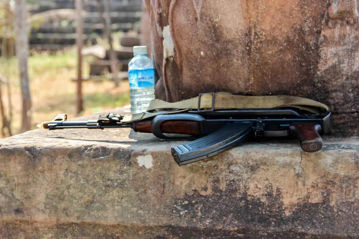 Cerca de un arma a la izquierda en una repisa del templo de Preah Vihear, Camboya