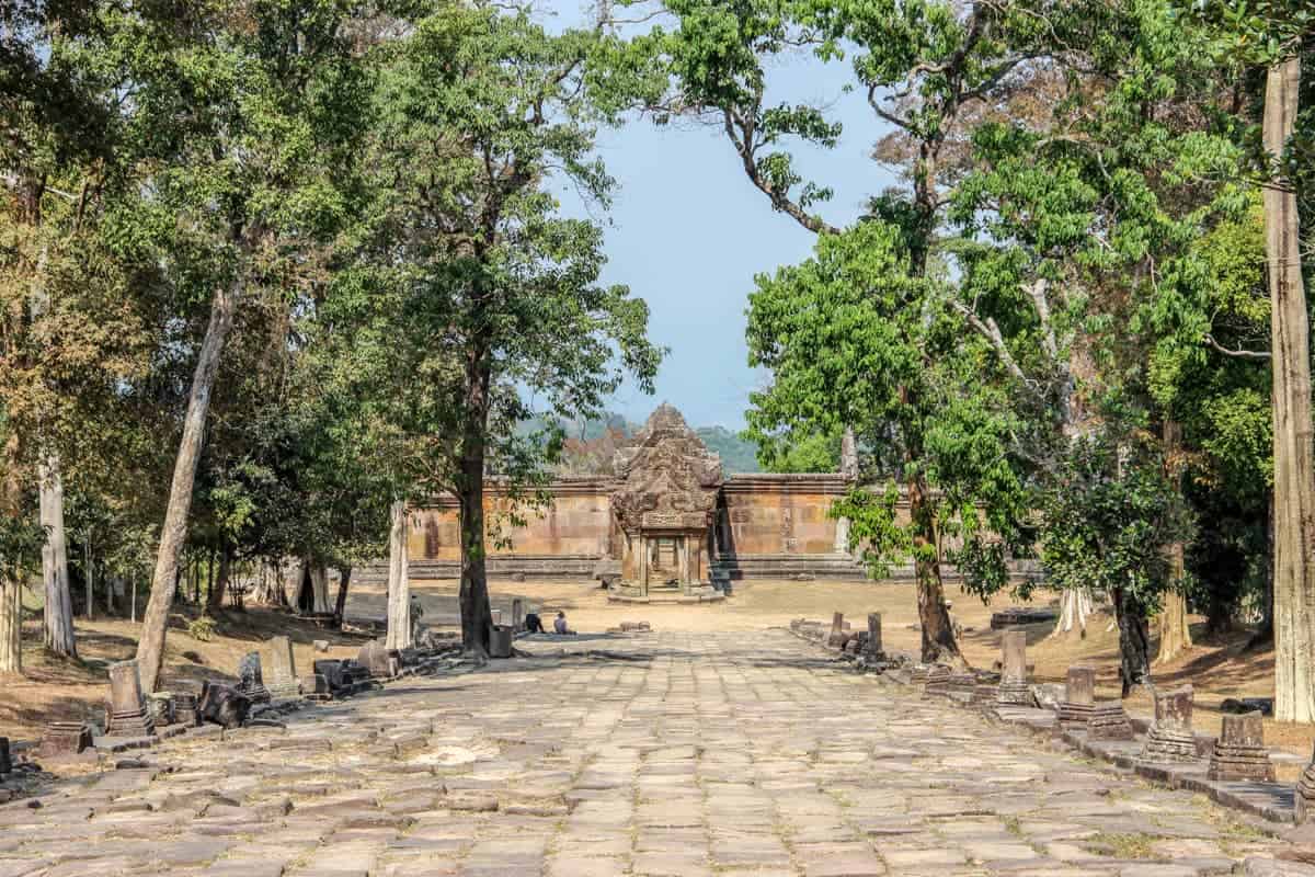 El largo y ancho camino de piedra que conduce a una puerta de entrada de Preah Vihear