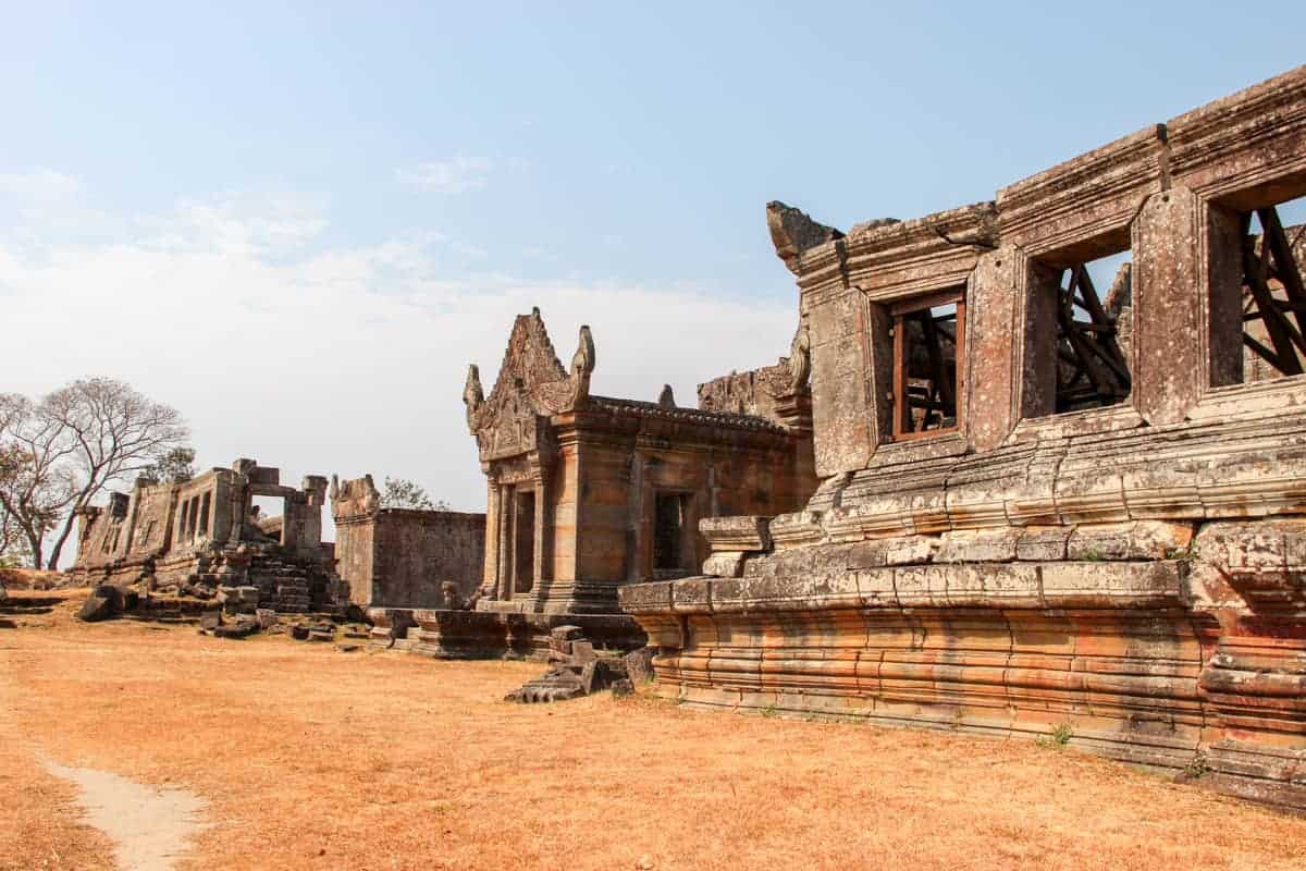 Plano exterior de la estructura rectangular del templo Preah Vihear que se asienta sobre la tierra anaranjada polvorienta