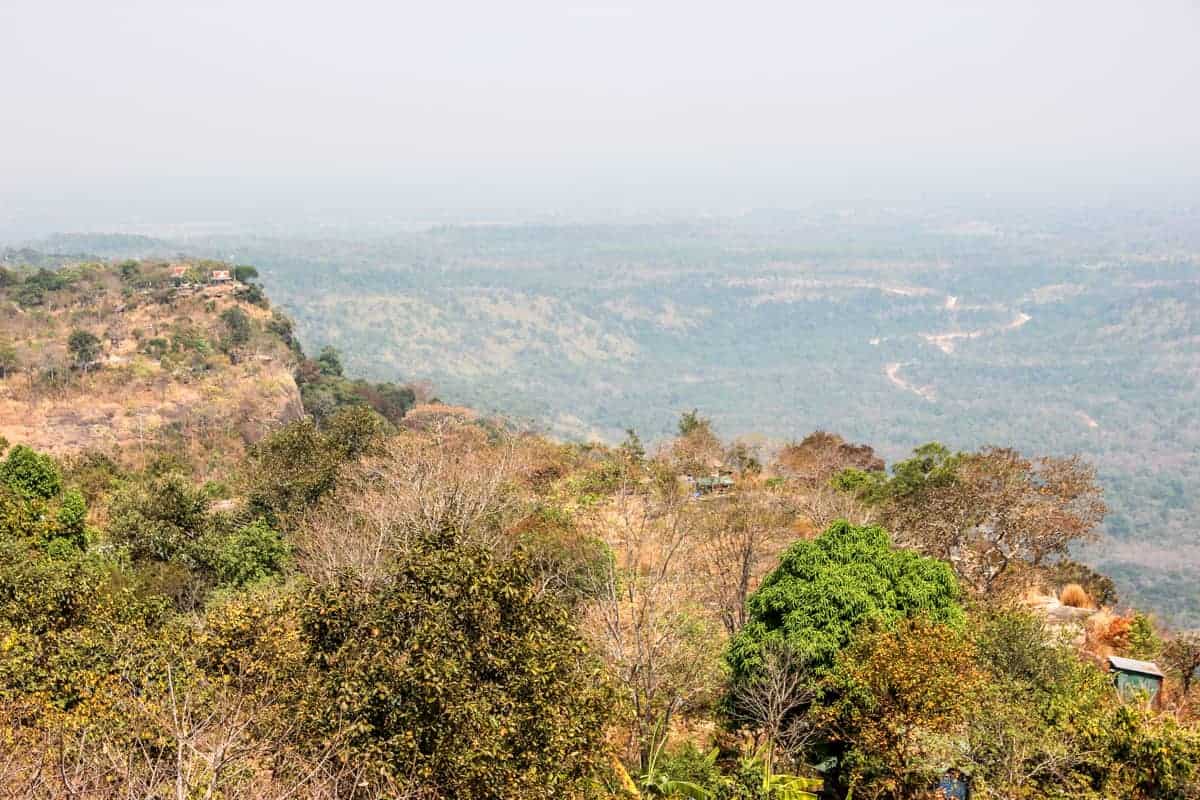 La vista de la campiña del norte de Camboya desde la parte superior del templo de Preah Vihear