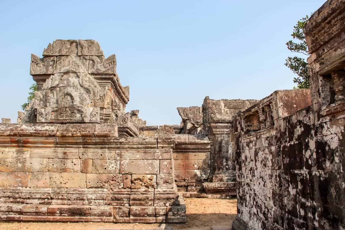 Primer plano de la capa de estructuras de piedra y tallas hindúes del templo de Preah Vihear que también tienen agujeros de bala del conflicto con Tailandia