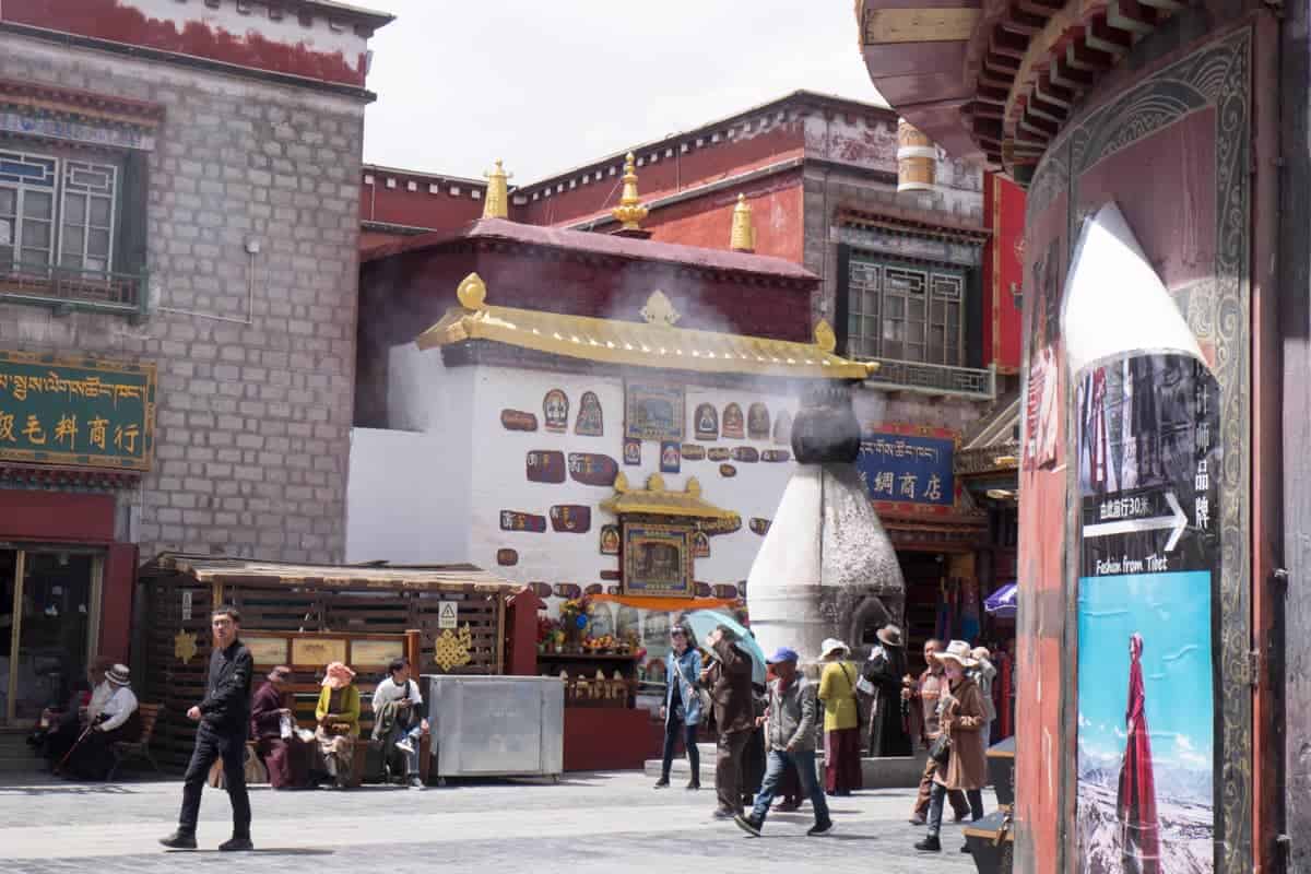 Escena callejera del camino circular de Barkhor en Lhasa, siempre lleno de personas que caminan en sentido horario alrededor del templo Jokhang en el Tíbet