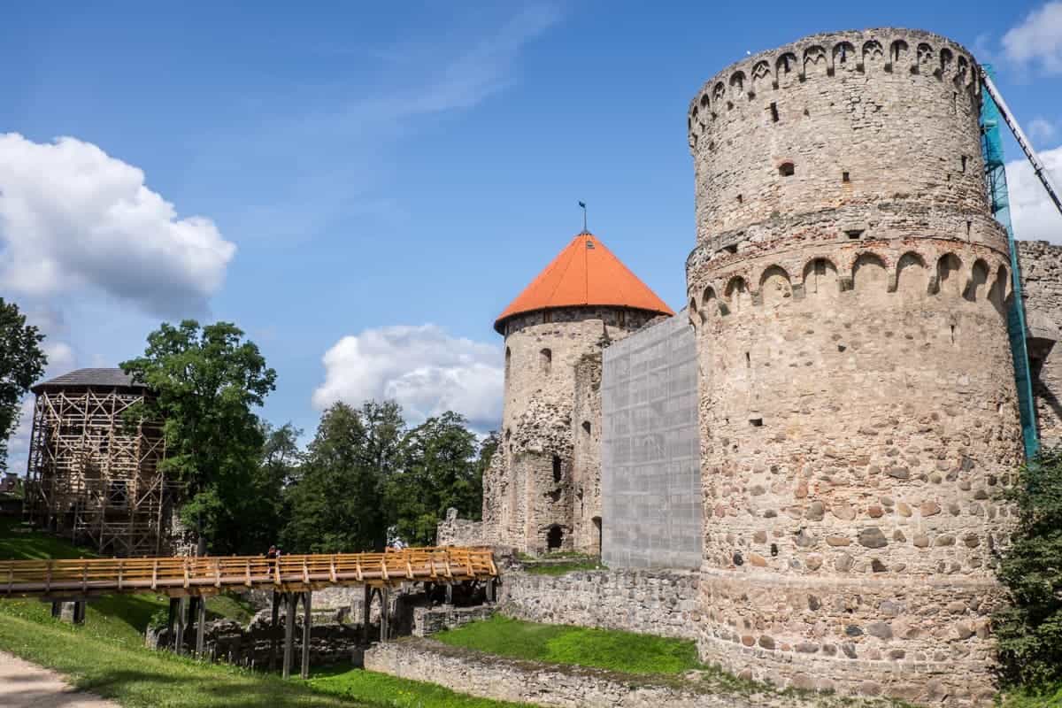Las ruinas exteriores del castillo de Cesis más conocido de Letonia en el Parque Nacional de Gauja