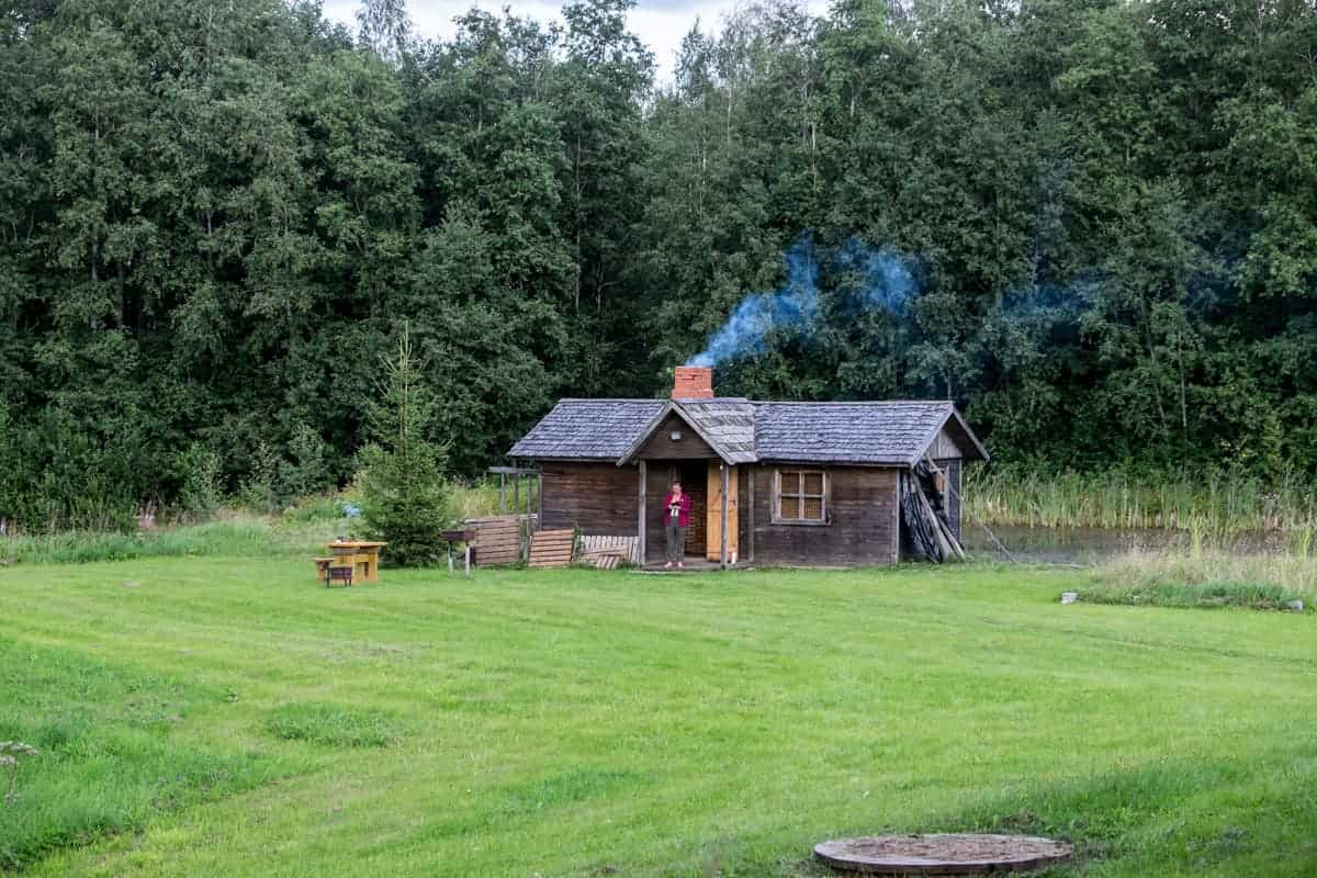 Una casa de baños tradicional letona en el Parque Nacional de Gauja