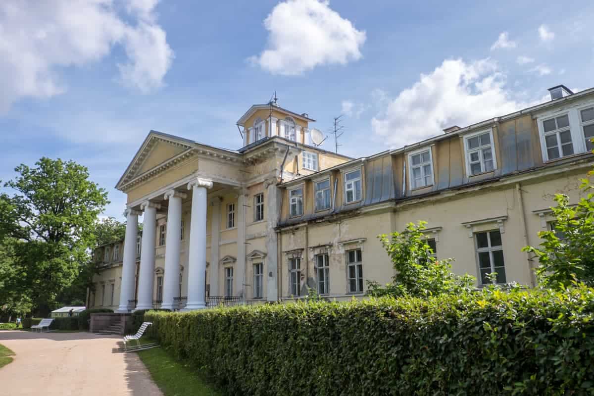 El estilo de fachada grande y clásico de Krimulda Manor Sigulda, Parque Nacional de Gauja, Letonia