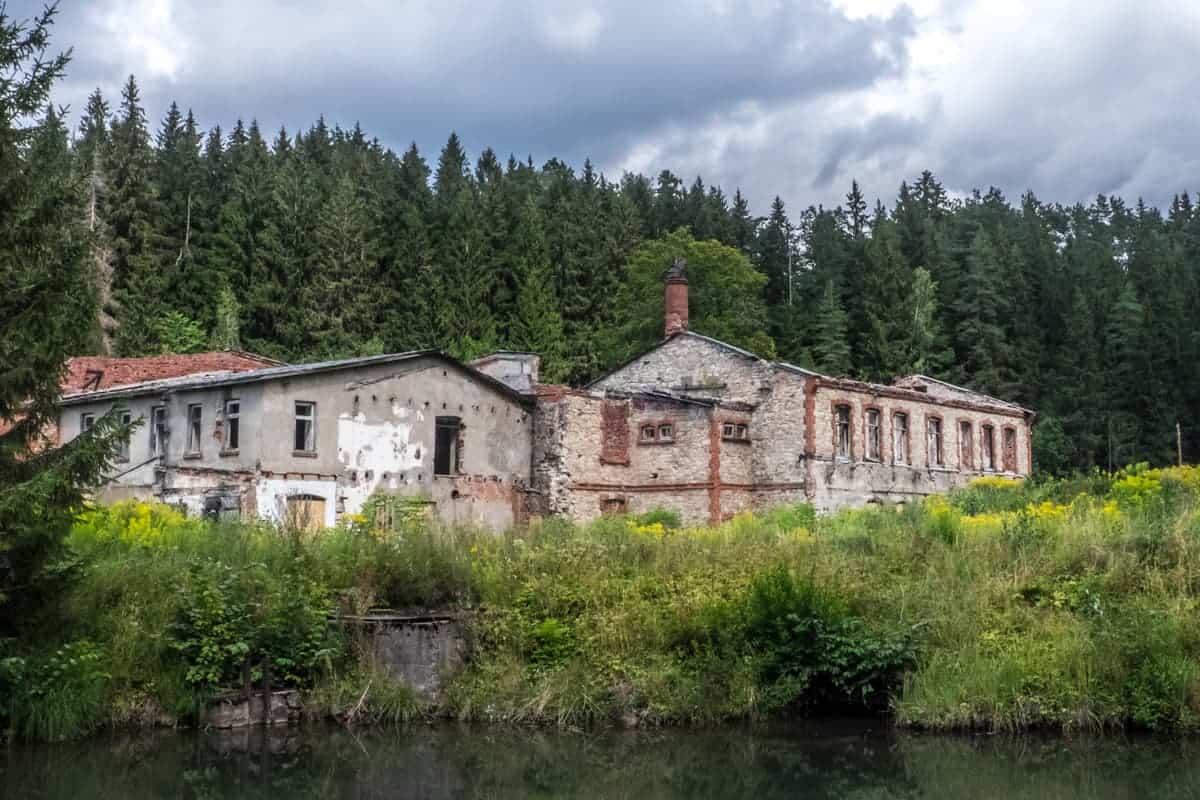 Las ruinas de la antigua fábrica de papel de Ligatne en Letonia Gauja National Park