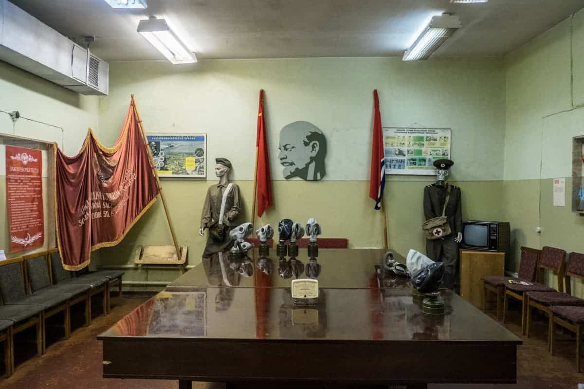 Una sala de reuniones en el búnker secreto soviético Letonia como se ve en una gira