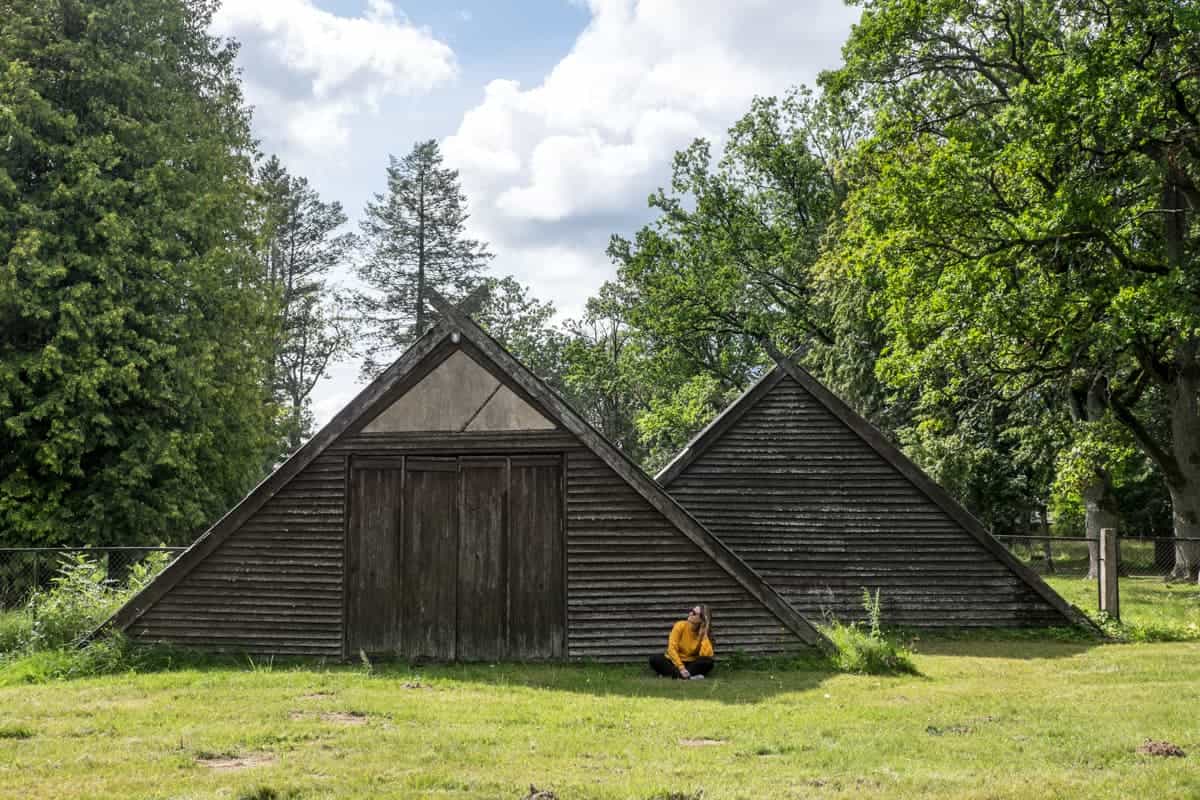 Las estructuras triangulares de madera que se encuentran en la naturaleza de Sigulda, Parque Nacional de Gauja, Letonia