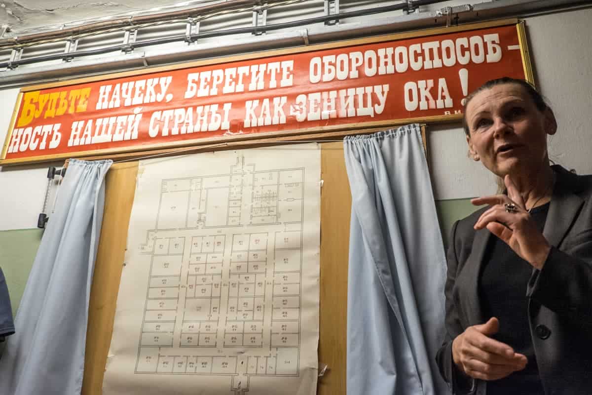 El guía turístico muestra el mapa del búnker secreto soviético en Letonia