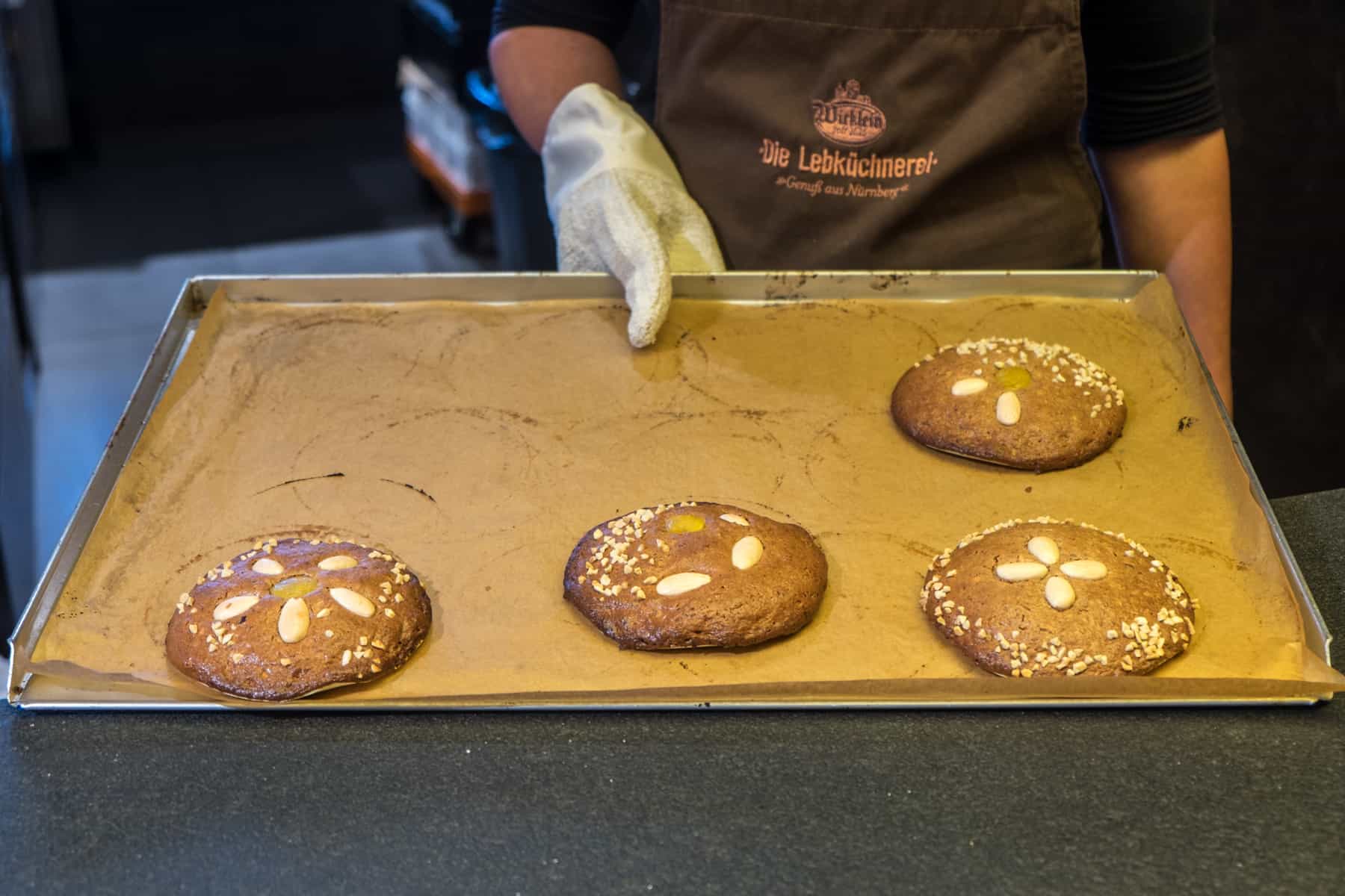 Cuatro creaciones de pan de jengibre Lebkuchen horneados de Nuremberg hechas durante una clase de pan de jengibre para turistas