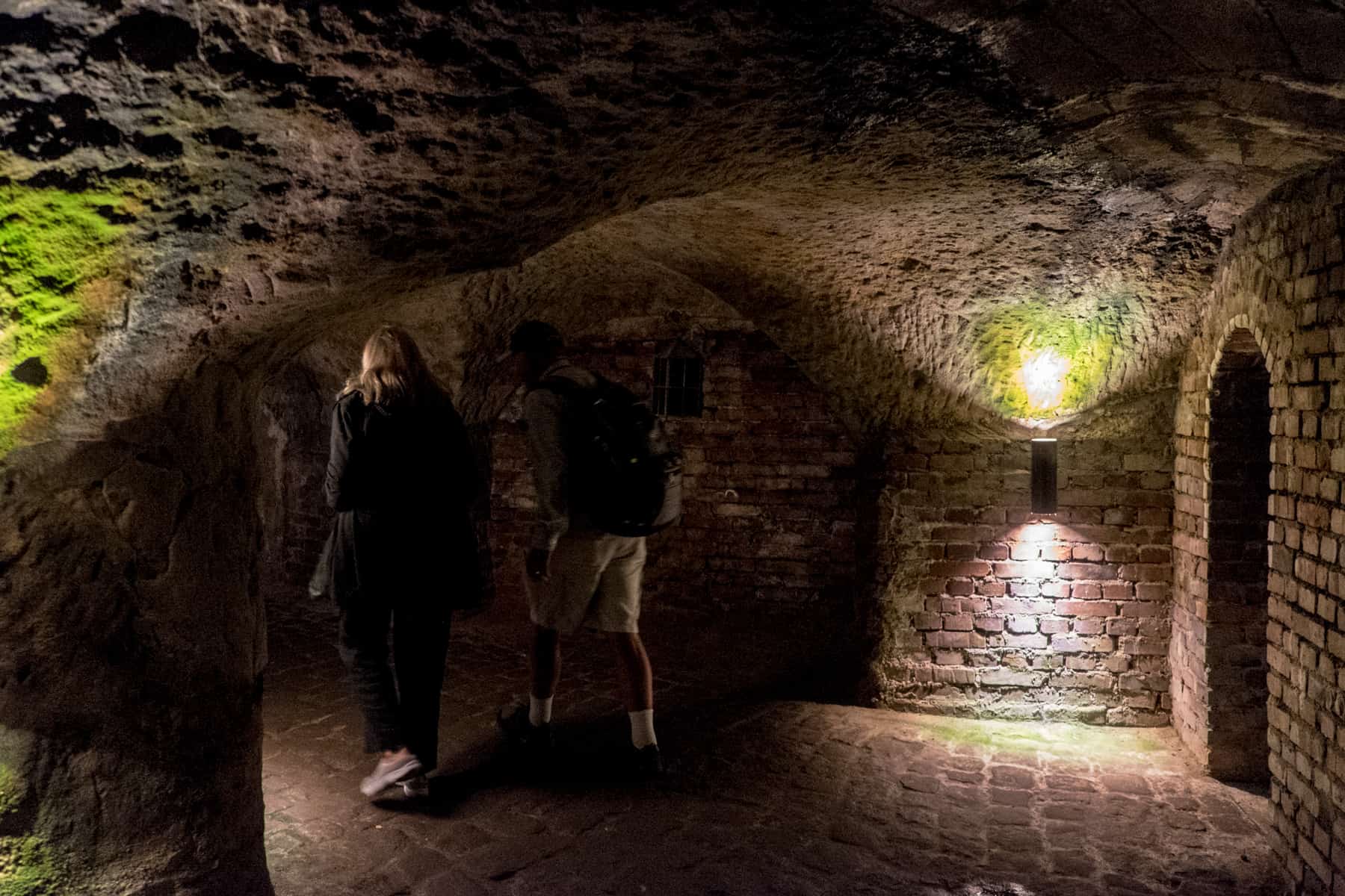Los mejores lugares para Comer y Beber en Nuremberg Dos turistas caminando por las cuevas de la bodega de cerveza en Nuremberg como parte de un recorrido
