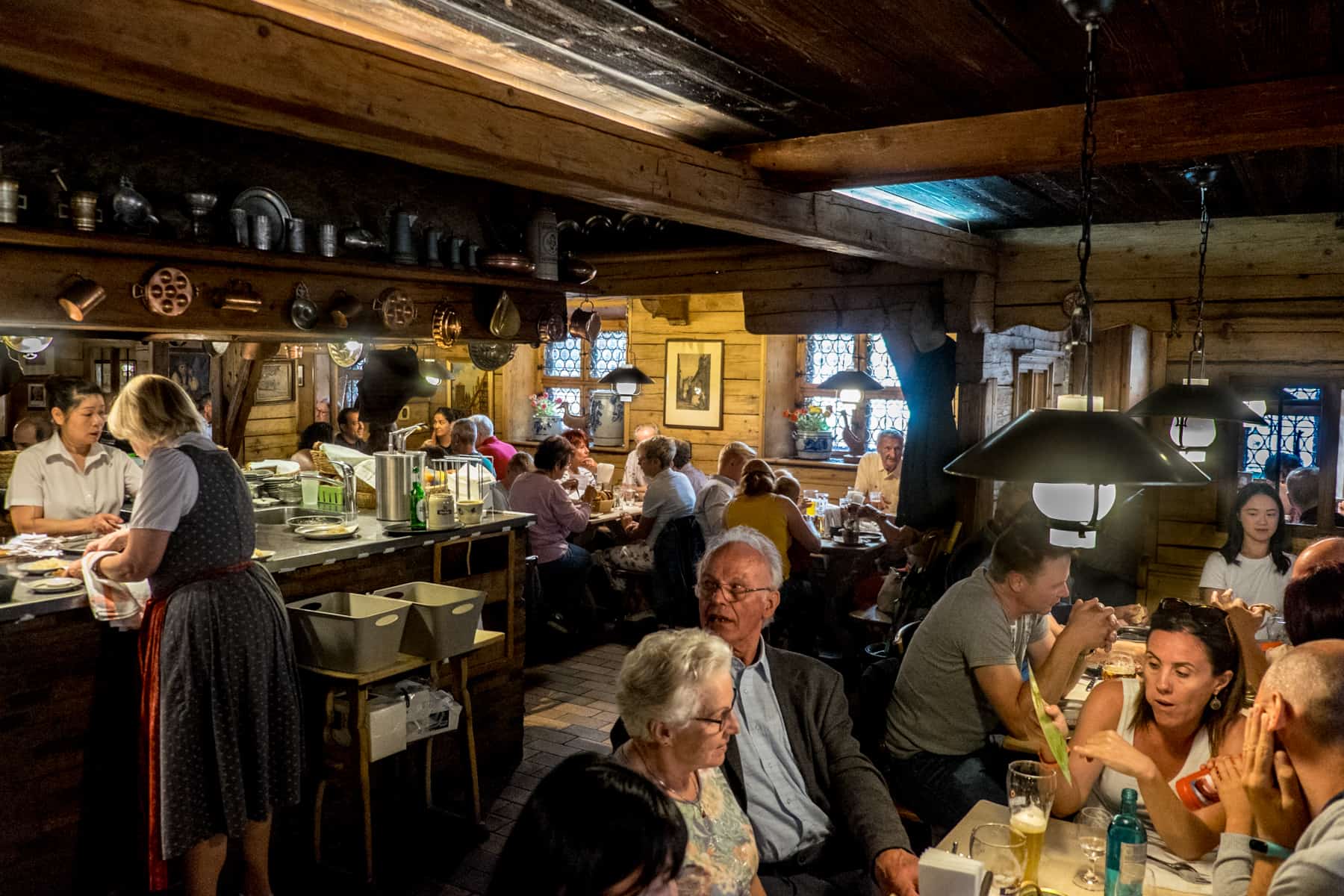 El panel al techo interior de madera de una taberna de comida tradicional bávara en Nuremberg, Alemania