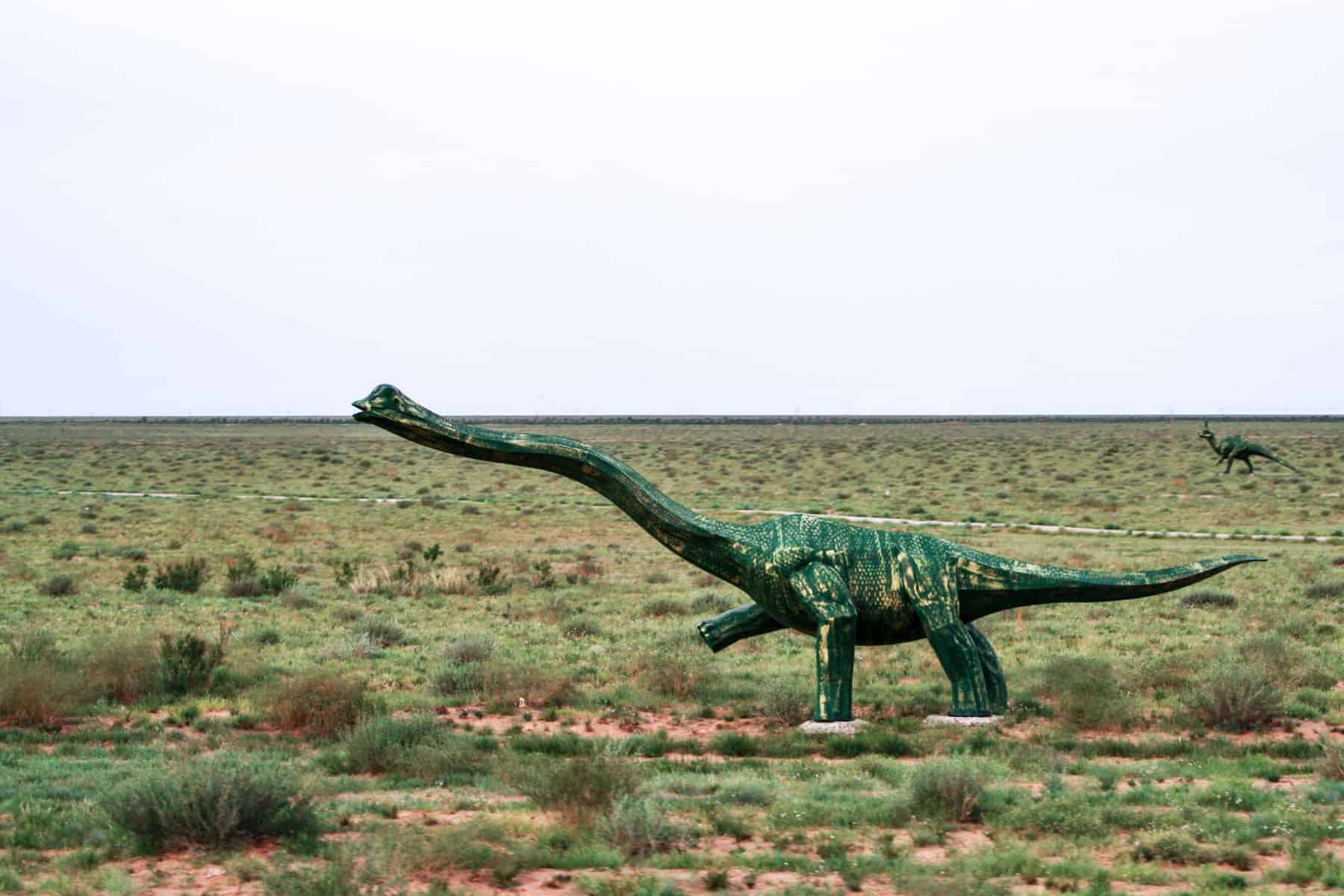 Una estatua de dinosaurio en el parque de dinosaurios en Erenhot, Mongolia Interior, China