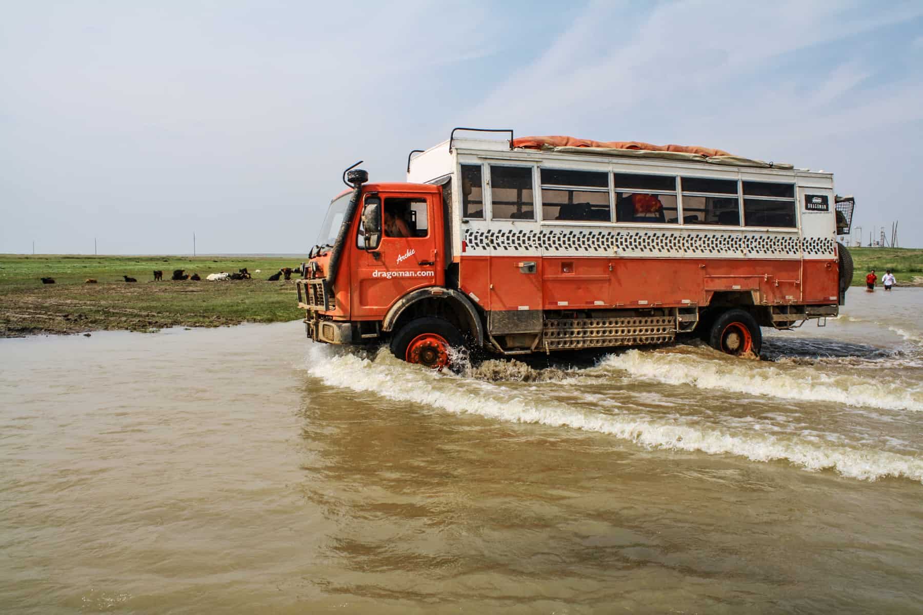 Un camión conduce a través de aguas profundas, aterrizando en la naturaleza de Mongolia