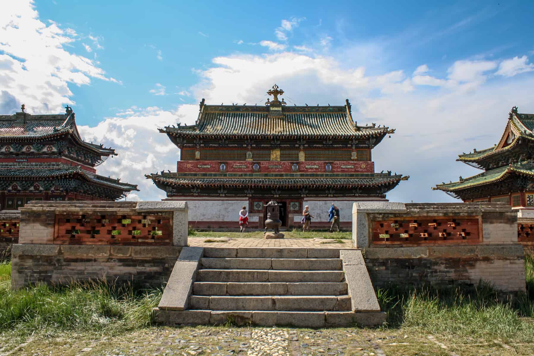 Las estructuras del templo rojo y dorado con techos verdes en el Monasterio Erdene Zuu Mongolia
