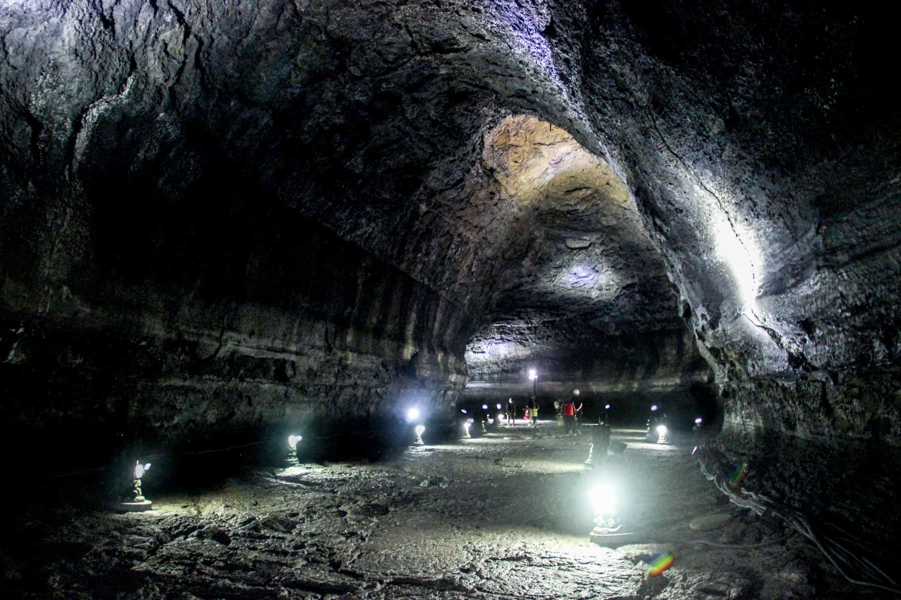 Visita a longo tubo de Lava caverna na Ilha Jeju, que evoluiu a partir de rocha vulcânica, a ilha é construído em cima de