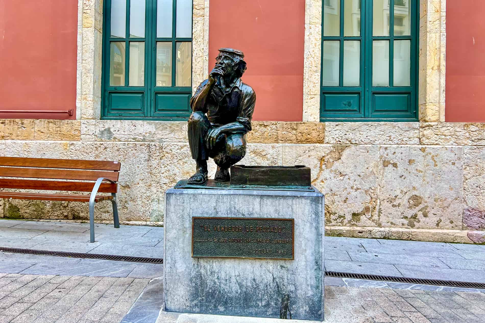 The ‘El Vendedor de Pescado’ statue in Oviedo shows a squatting fish seller next to his tray of freshly caught fish. 