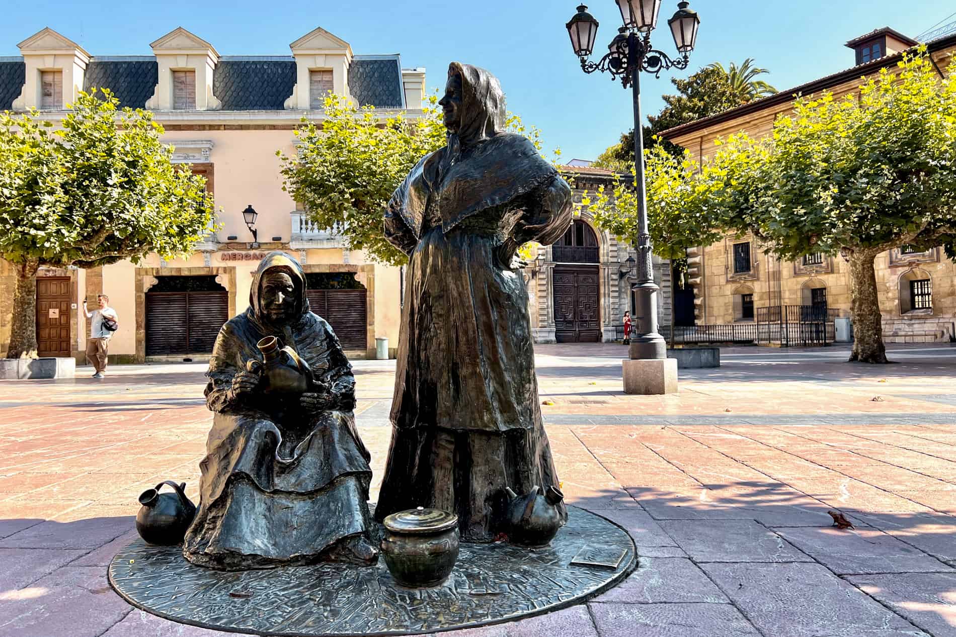 The ‘Las Vendedoras del Fontán’ statue in Oviedo is of two female market sellers, standing within the pretty, tree-lined Fontán square. 