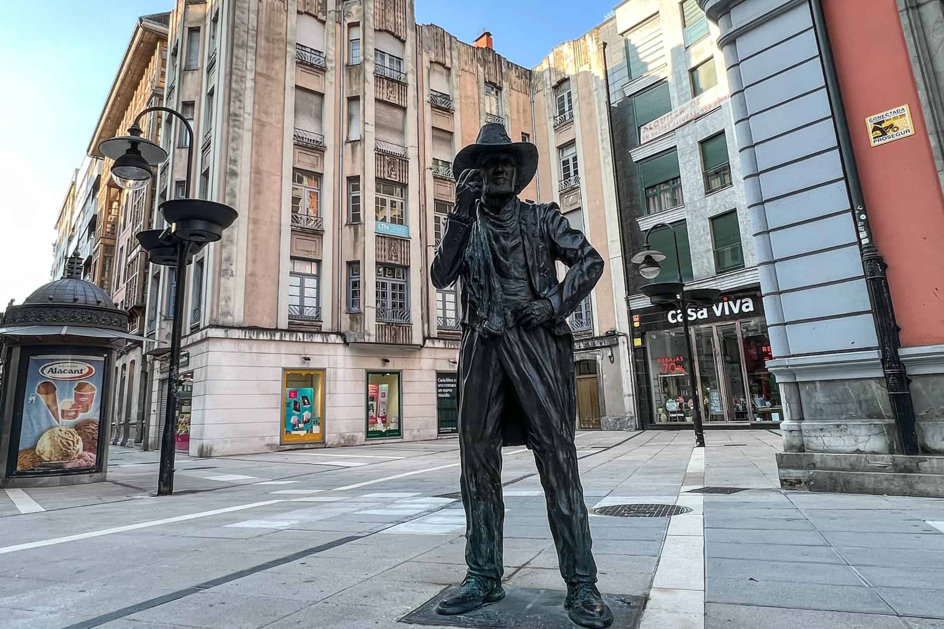 The ‘Casal’ statue in Oviedo is life sized statue of Asturian singer, Tino Casal, which stands in the middle of a street in front of shop buildings. 