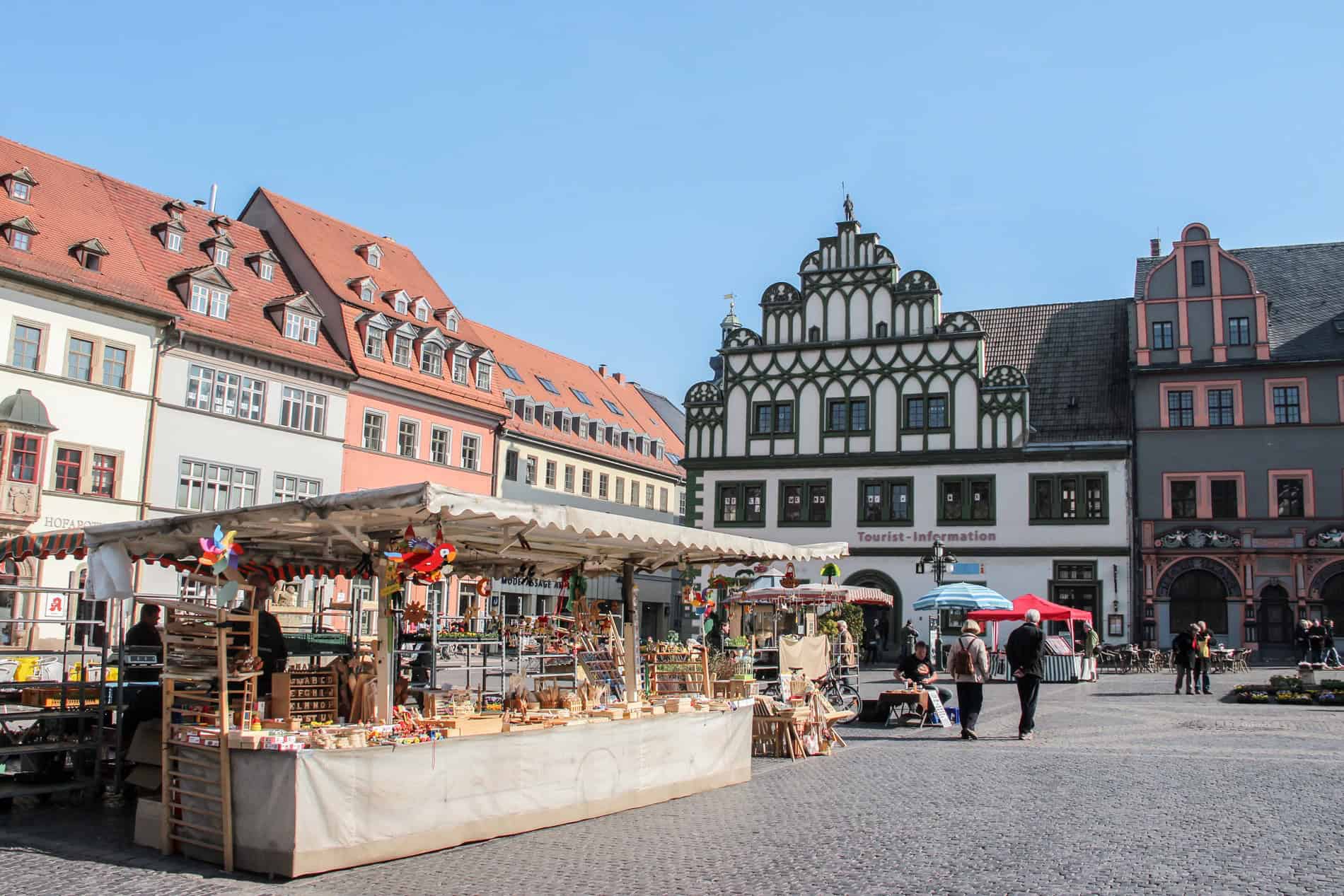 A market stall in Weimar on a cobblestoned square in front of burgher houses. 